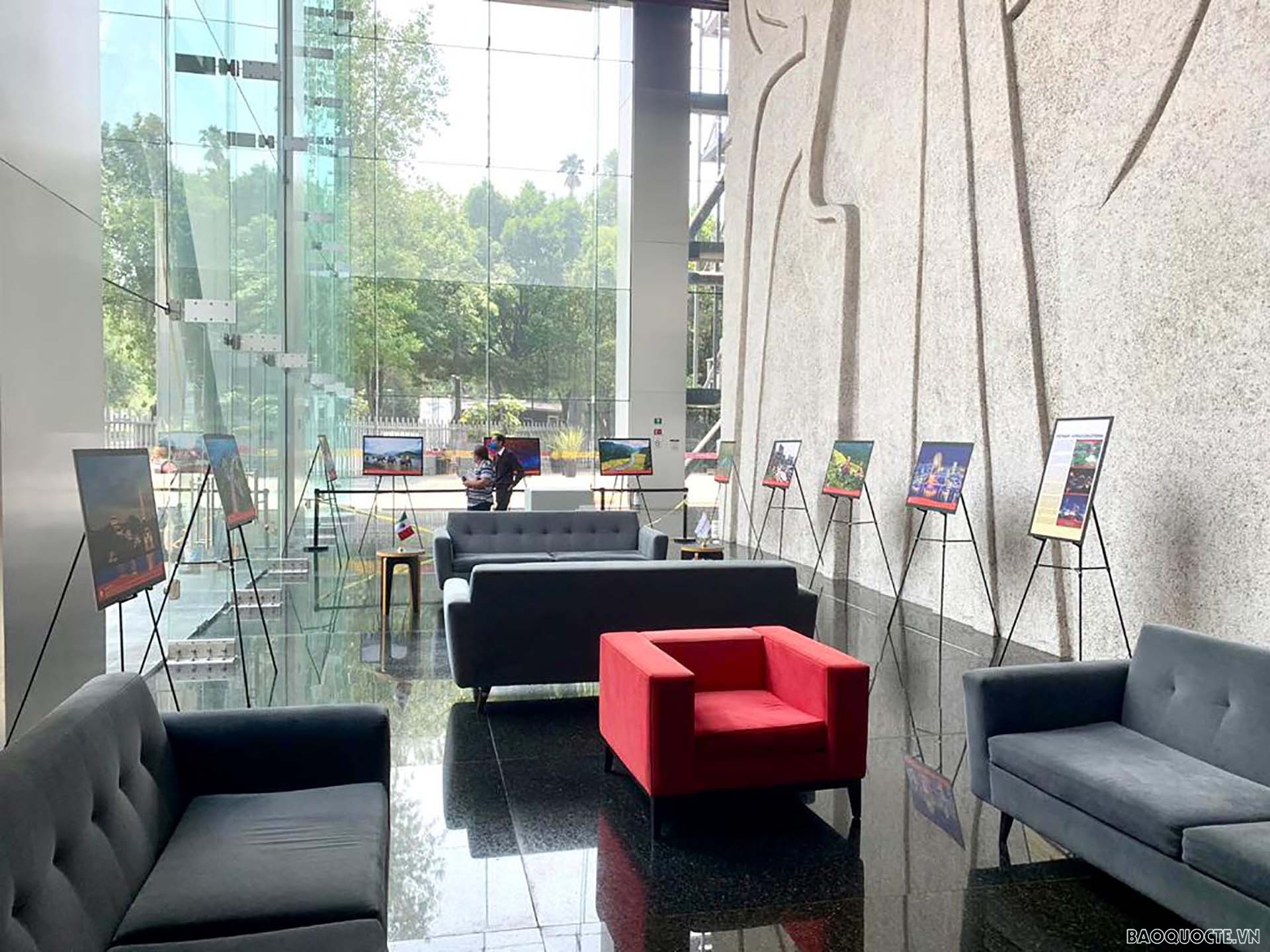 Triển lãm ảnh về đất nước và con người Việt Nam tại trụ sở Bộ Kinh tế Mexico do Đại sứ quán Việt Nam tại Mexico phối hợp tổ chức.