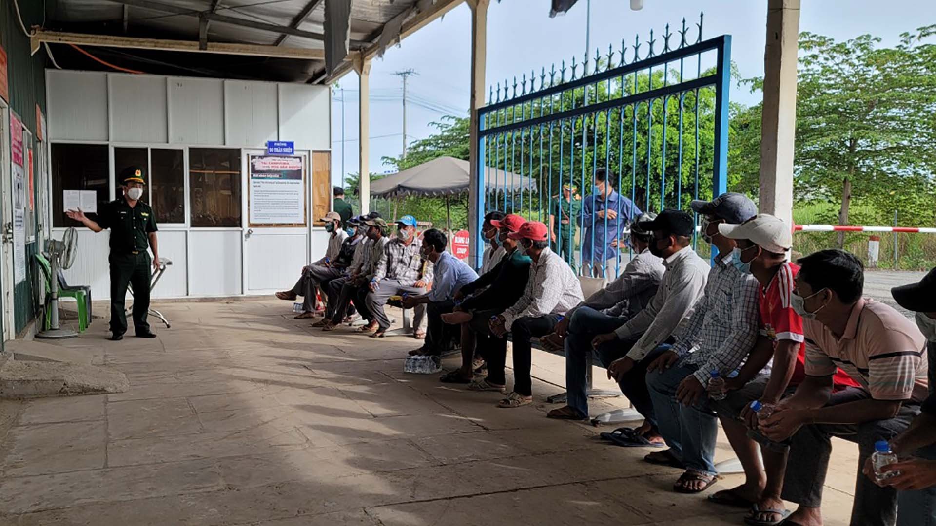 Cán bộ Đồn biên phòng cửa khẩu Long Bình tuyên truyền cho người dân nơi biên giới. (Ảnh: Chiến Khu)