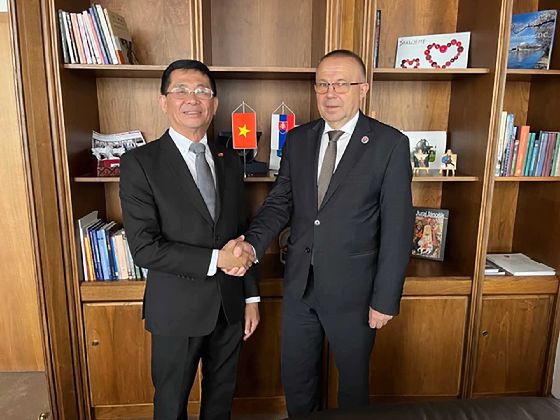 Đại sứ Việt Nam tại Cộng hòa Slovakia Nguyễn Tuấn chào xã giao Phó chủ tịch Quốc hội Slovakia Milan Laurancik. 