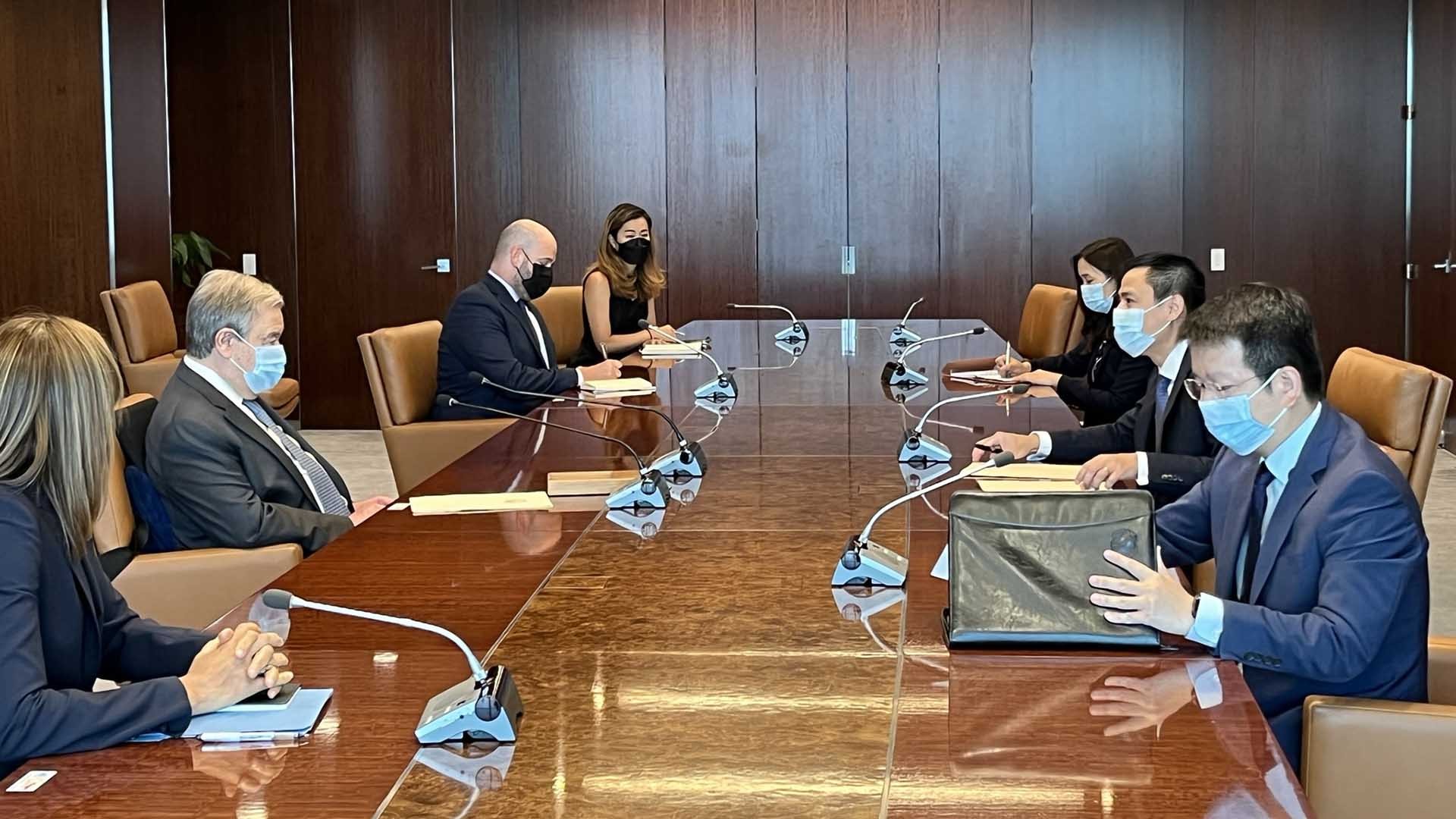 Đại sứ Đặng Hoàng Giang gặp Tổng thư ký LHQ Antonio Guterres.
