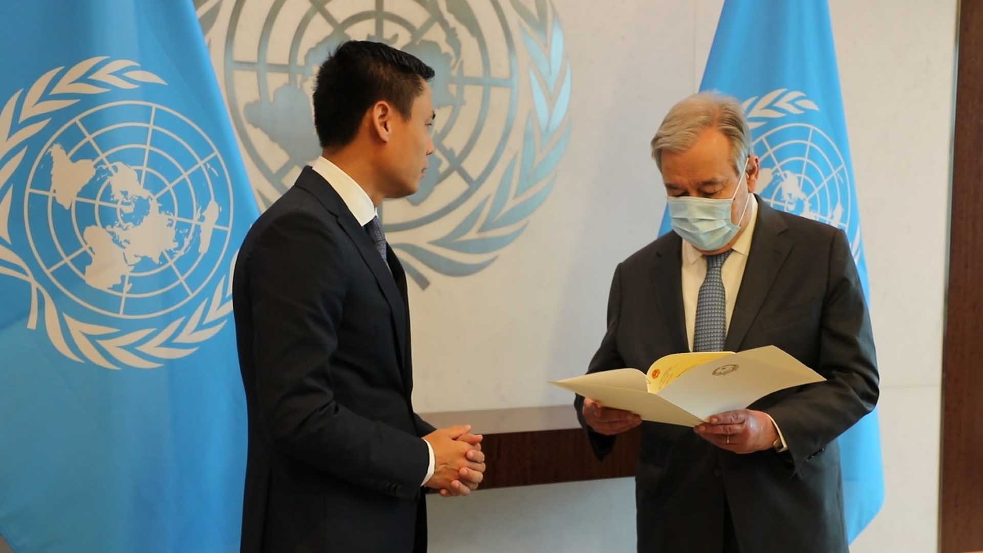 Đại sứ Đặng Hoàng Giang, gặp và trao Tổng thư ký LHQ Antonio Guterres thư của Thủ tướng Chính phủ Phạm Minh Chính.