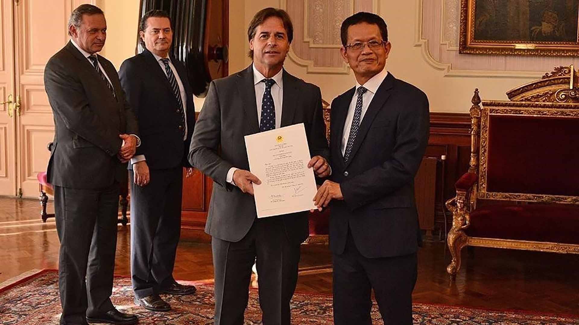 Đại sứ Dương Quốc Thanh trình Thư ủy nhiệm lên Tổng thống Uruguay