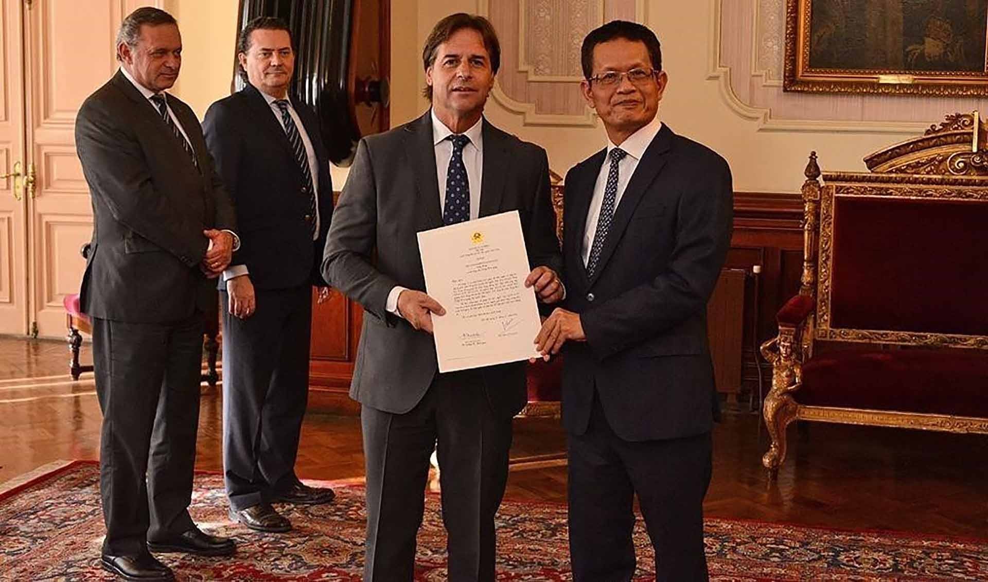 Tổng thống Lacalle Pou (trái) nhận Thư ủy nhiệm từ Đại sứ Dương Quốc Thanh. (Nguồn: TTXVN)