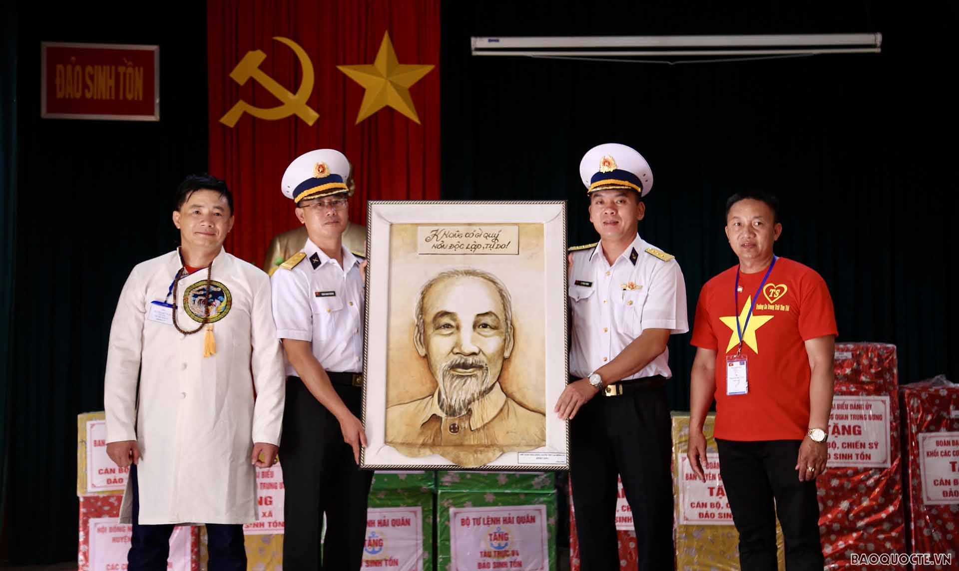 Chủ tịch Hội người Việt Nam tại Mông Cổ Nguyễn Huy Tuấn (bên trái) thay mặt cộng đồng và người dân Mông Cổ tặng tranh cho cán bộ, chiến sĩ và nhân dân Trường Sa. (Ảnh: Duy Quang)