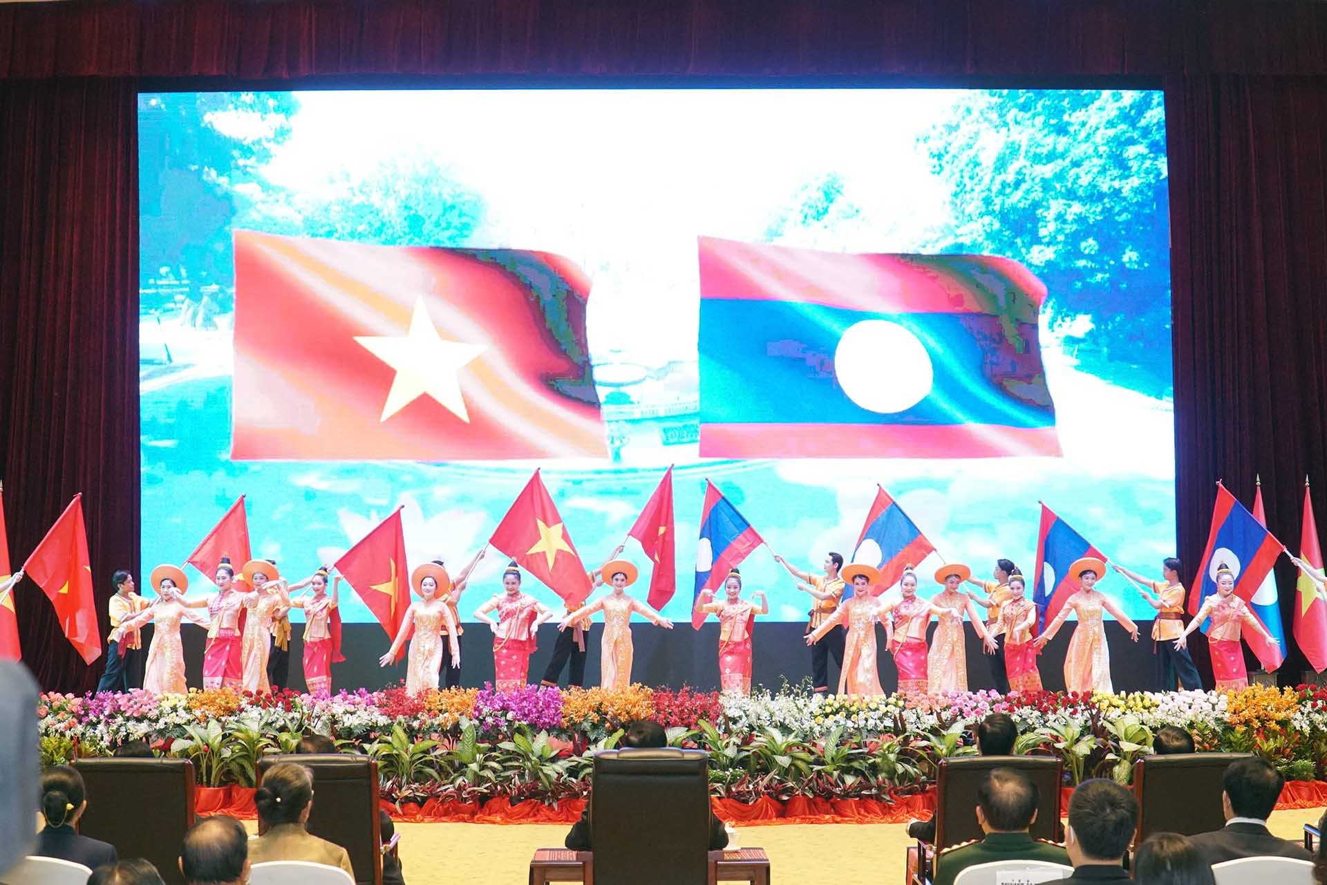 Văn nghệ chào mừng Lễ kỷ niệm kỷ niệm 60 năm Ngày thiết lập quan hệ ngoại giao Lào- Việt Nam. (Nguồn: TTXVN)