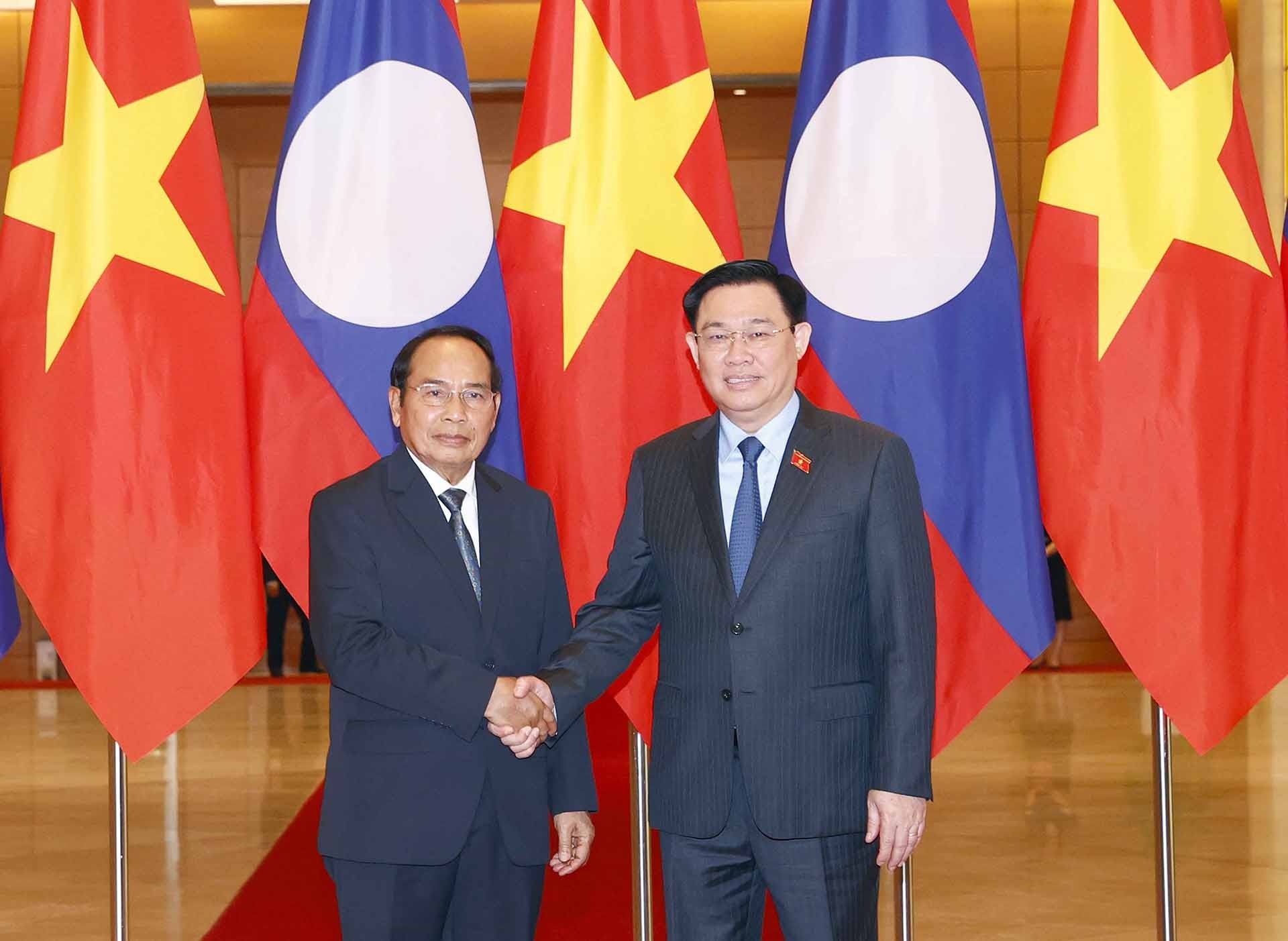 Chủ tịch Quốc hội Vương Đình Huệ và Thường trực Ban Bí thư Lào Bounthong Chitmany chụp ảnh chung. (Nguồn: TTXVN)