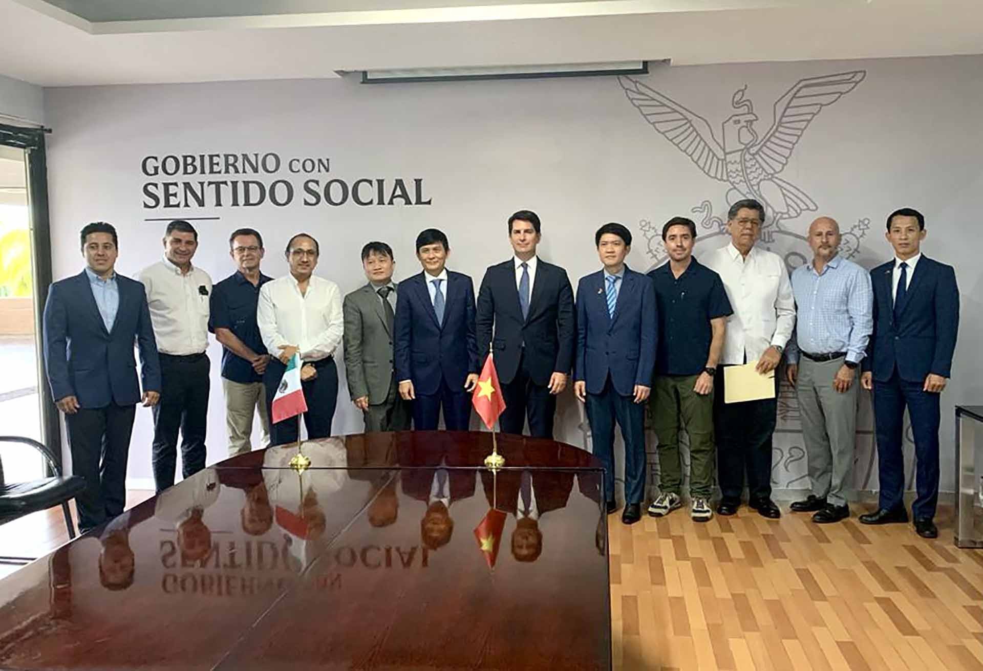 Đại sứ Nguyễn Hoành Năm gặp các cơ quan, Hội đồng doanh nghiệp và doanh nghiệp của bang Sinaloa.