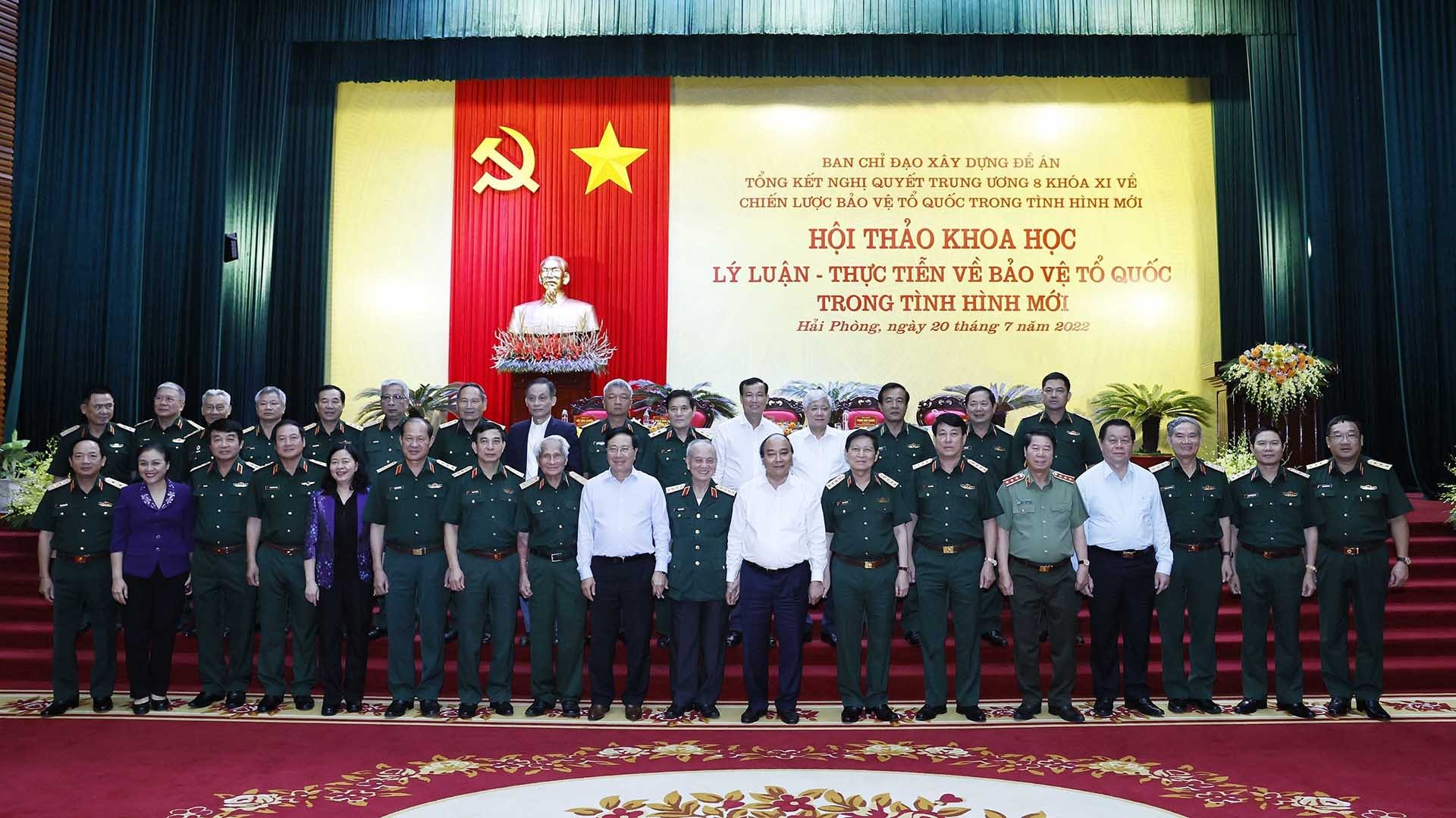 Chủ tịch nước Nguyễn Xuân Phúc với các đại biểu tham dự hội thảo. (Nguồn: TTXVN)