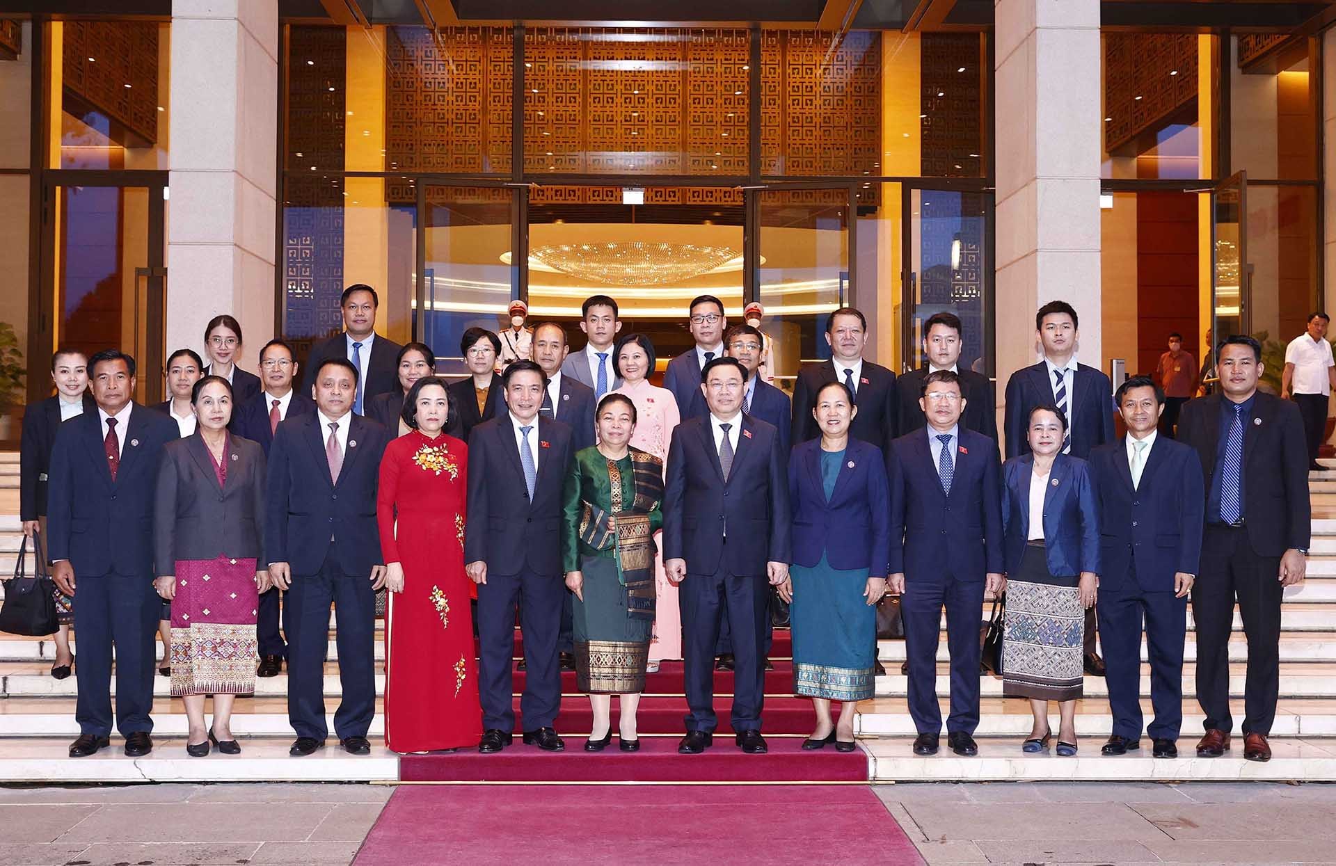 Chủ tịch Quốc hội Vương Đình Huệ với đoàn đại biểu Quốc hội Lào. (Nguồn: TTXVN)
