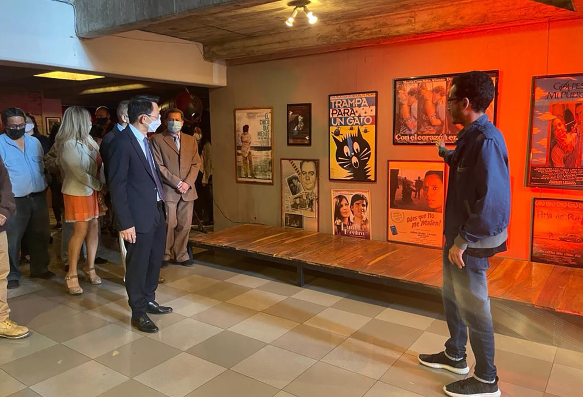 Đại sứ Lê Viết Duyên nghe giới thiệu về Trung tâm văn hóa Febres Cordero, nơi diễn ra sự kiện Tuần phim Việt Nam.