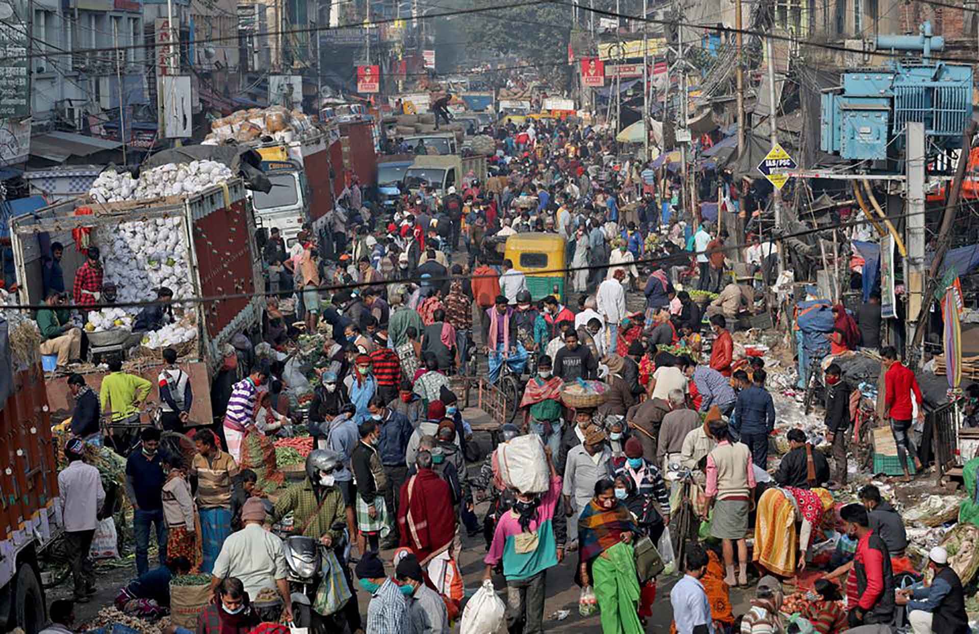 Người dân ở một khu chợ tại Kolkata, Ấn Độ. (Nguồn: Reuters)