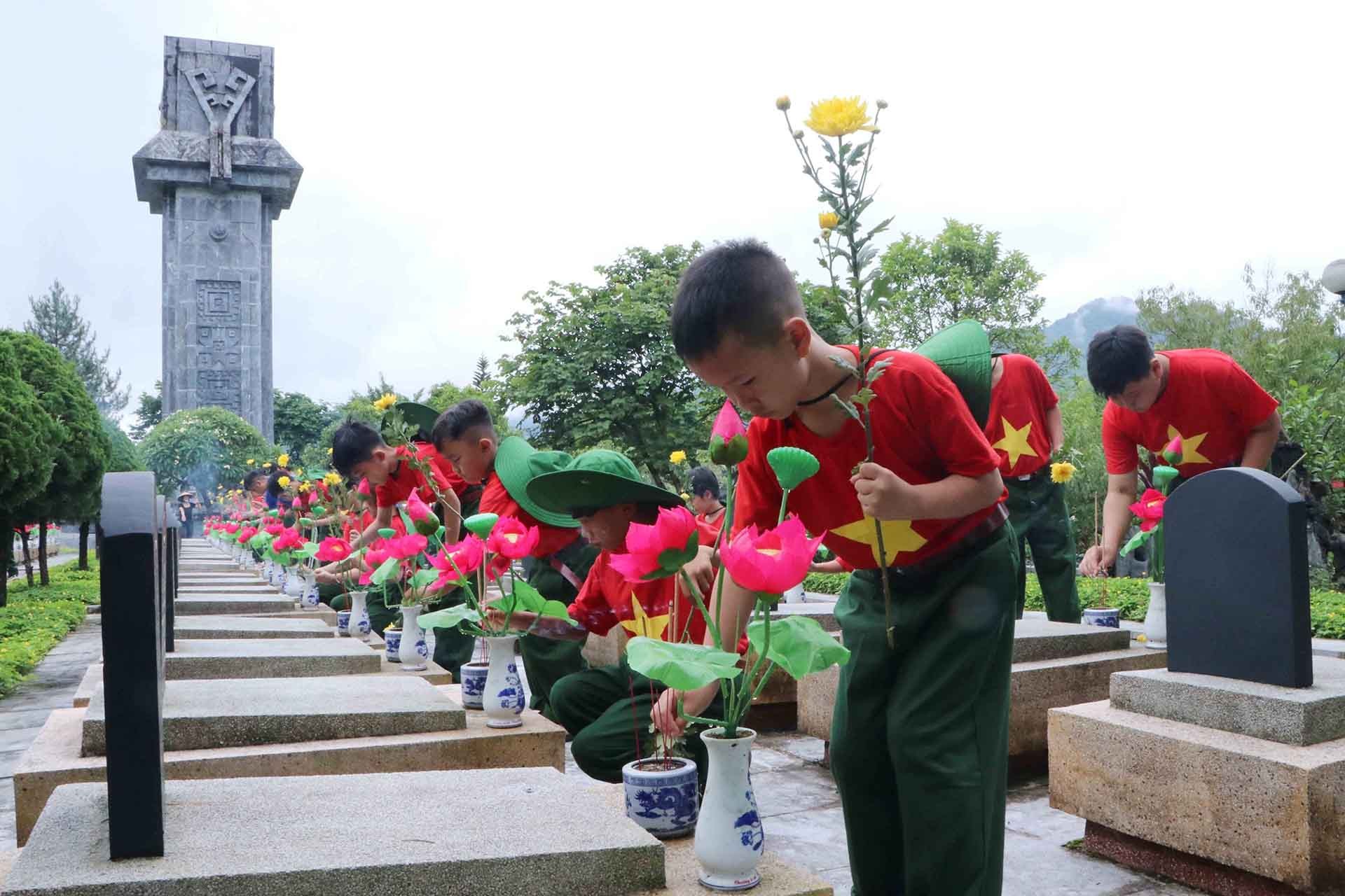Các em học sinh Lai Châu thắp hương tưởng nhớ các Anh hùng liệt sĩ. (Nguồn: TTXVN)