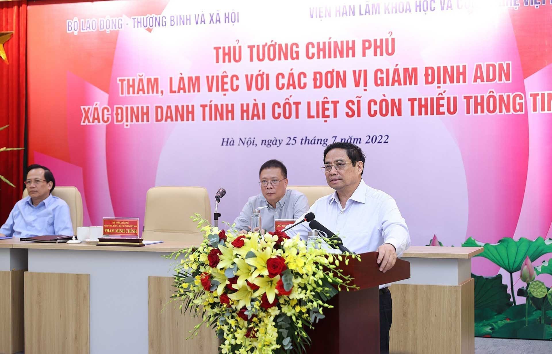 Thủ tướng Phạm Minh Chính phát biểu tại buổi làm việc với các đơn vị giám định ADN xác định danh tính hài cốt liệt sĩ. (Nguồn: TTXVN)