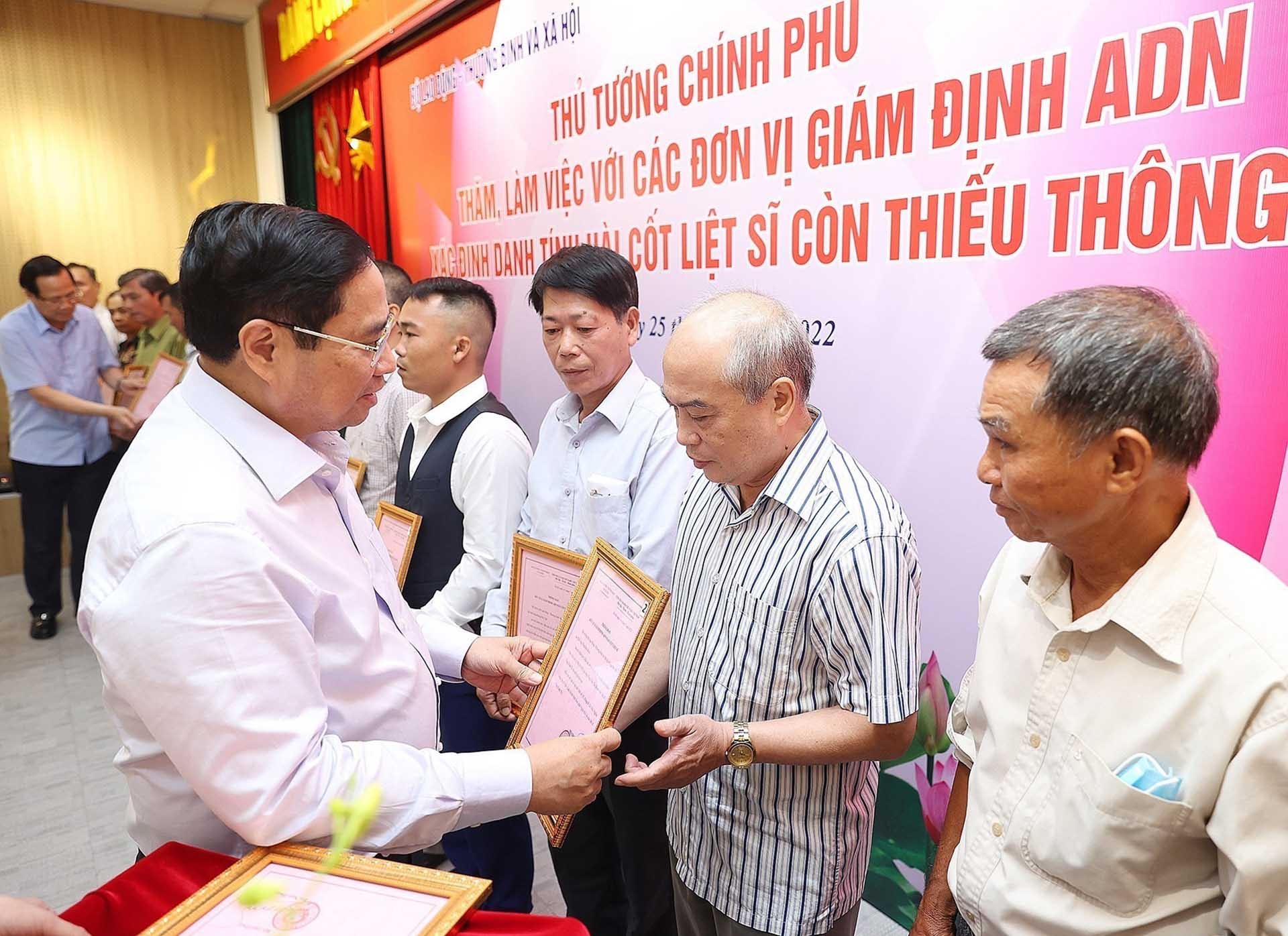 Thủ tướng Phạm Minh Chính trao kết quả giám định ADN cho gia đình liệt sĩ. (Nguồn: TTXVN) trao kết quả giám định ADN cho gia đình liệt sĩ. (Nguồn: TTXVN)