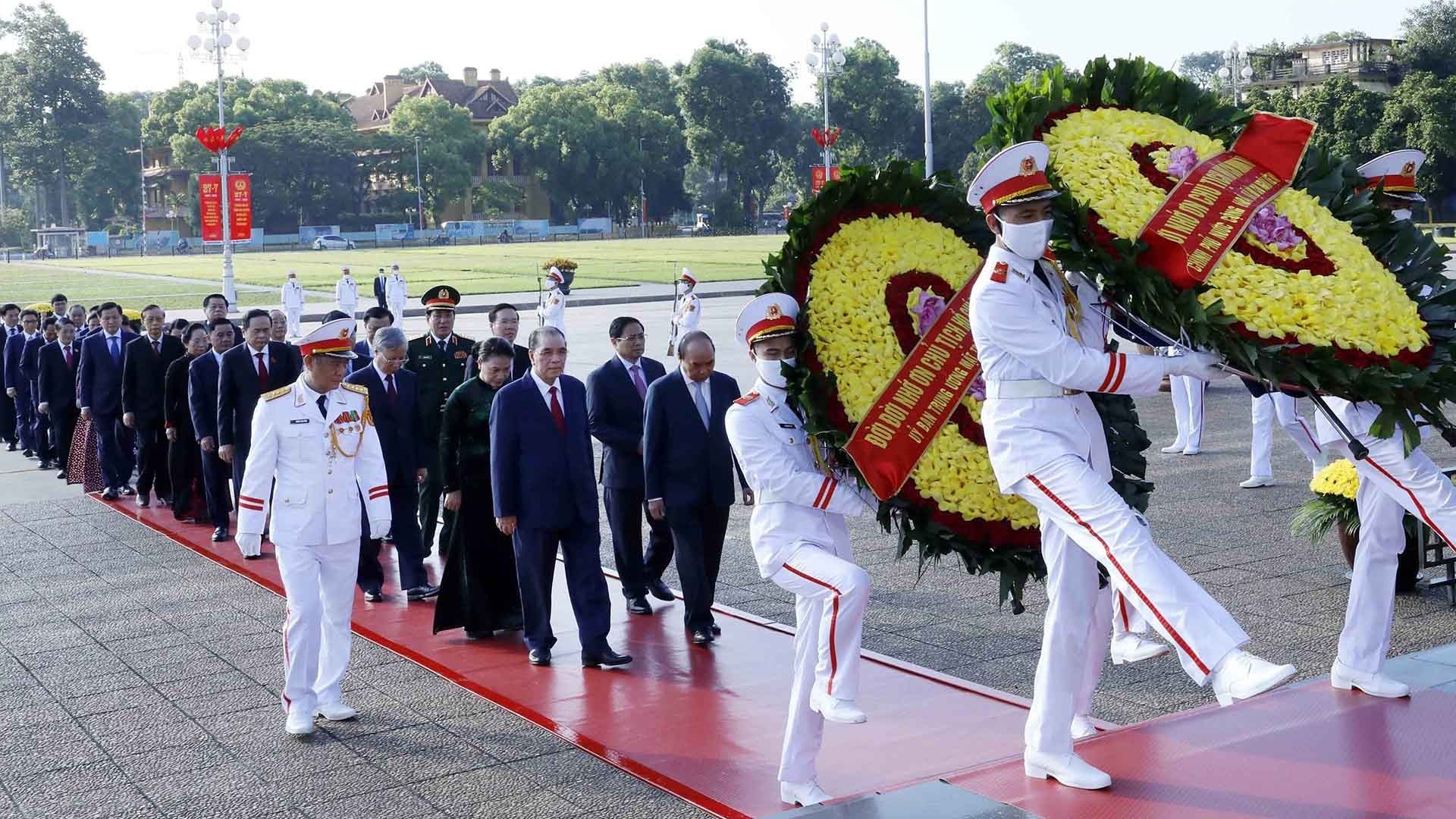 Lãnh đạo Đảng, Nhà nước dâng hương tưởng niệm các Anh hùng liệt sĩ và vào Lăng viếng Chủ tịch Hồ Chí Minh