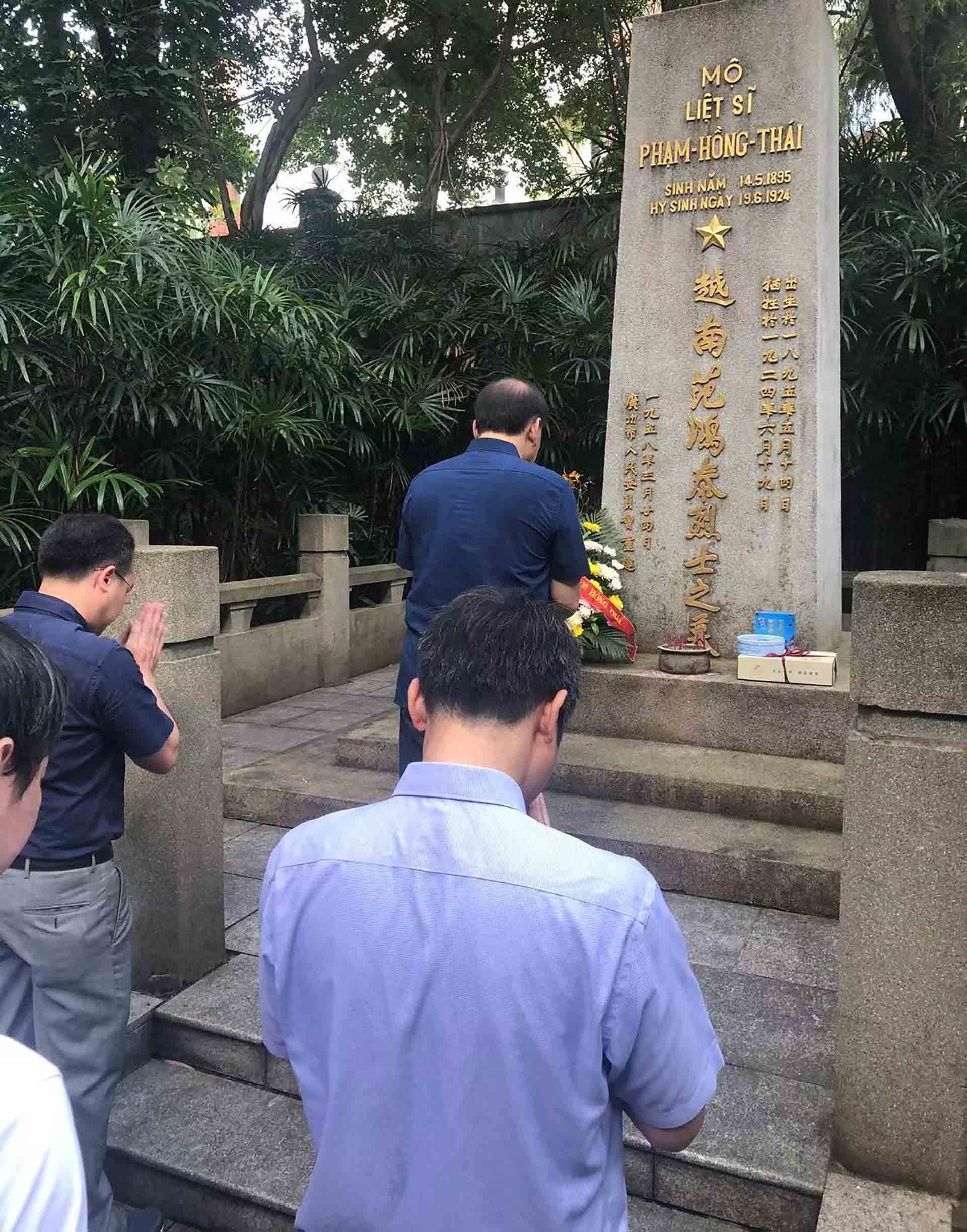 Tổng lãnh sự Vũ Việt Anh và toàn thể cán bộ, nhân viên Tổng lãnh sự quán Việt Nam tại Quảng Châu (Trung Quốc) đến đặt vòng hoa, dâng hương tưởng niệm Liệt sĩ Phạm Hồng Thái.