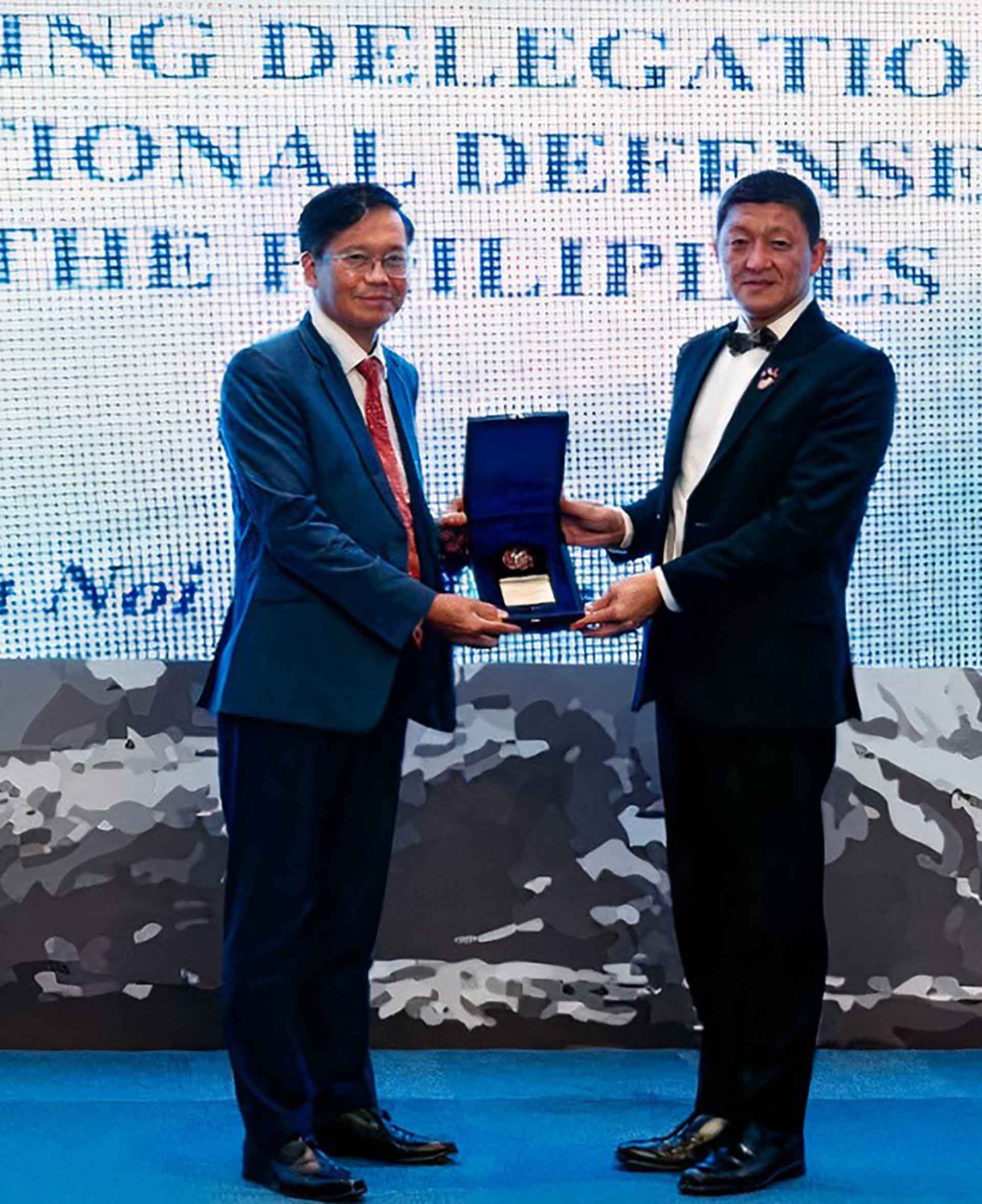 PGS. TS. Hoàng Anh Tuấn, Phó Giám đốc Học viện Ngoại giao và Đại tá Aldrin C. Cuna, Phó Giám đốc điều hành Học viện Quốc phòng Philippines.