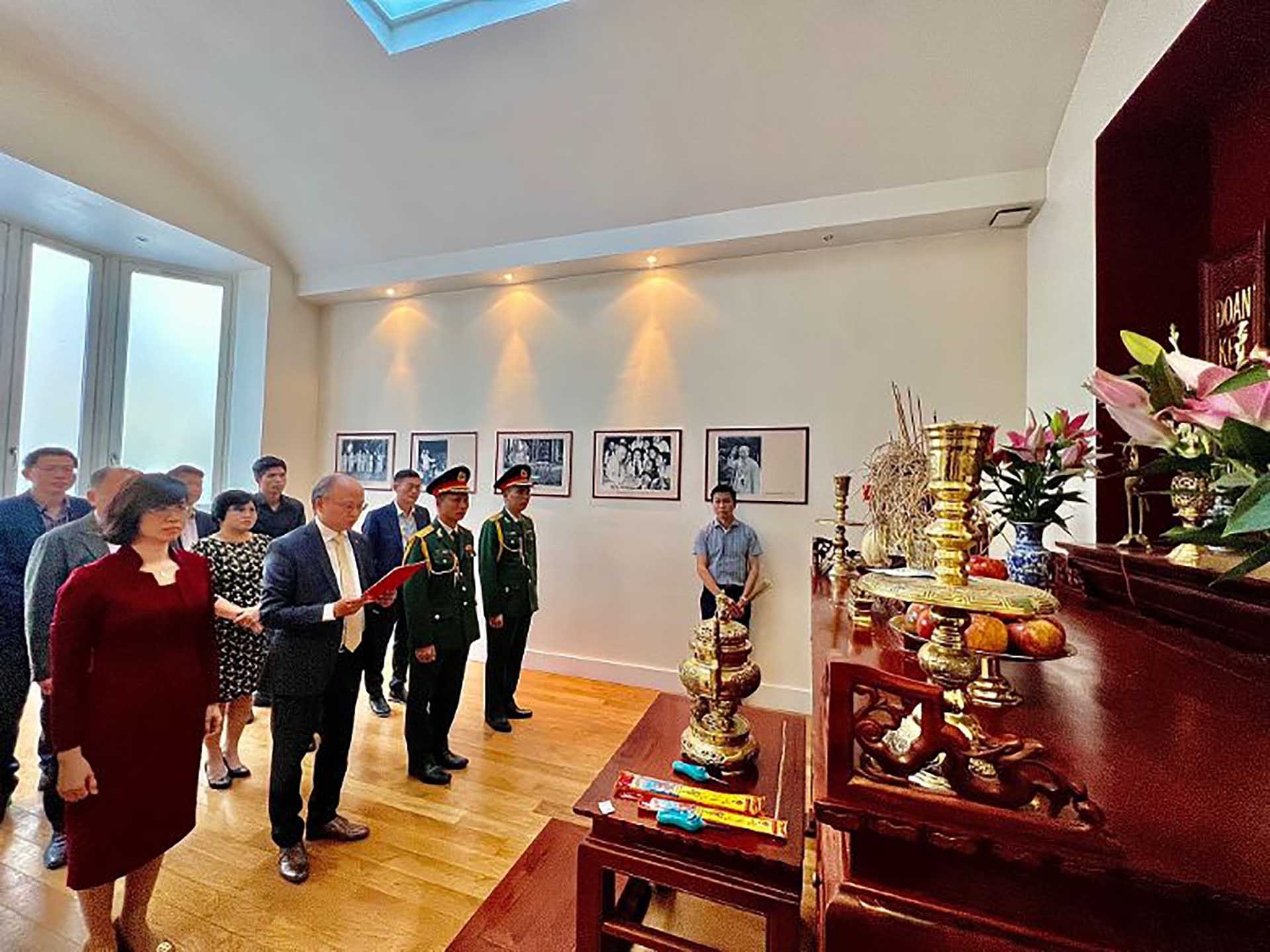 Đại sứ Đinh Toàn Thắng bày tỏ lòng tri ân sâu sắc với những đóng góp của các anh hùng Liệt sĩ, các thương binh và người có công với cách mạng