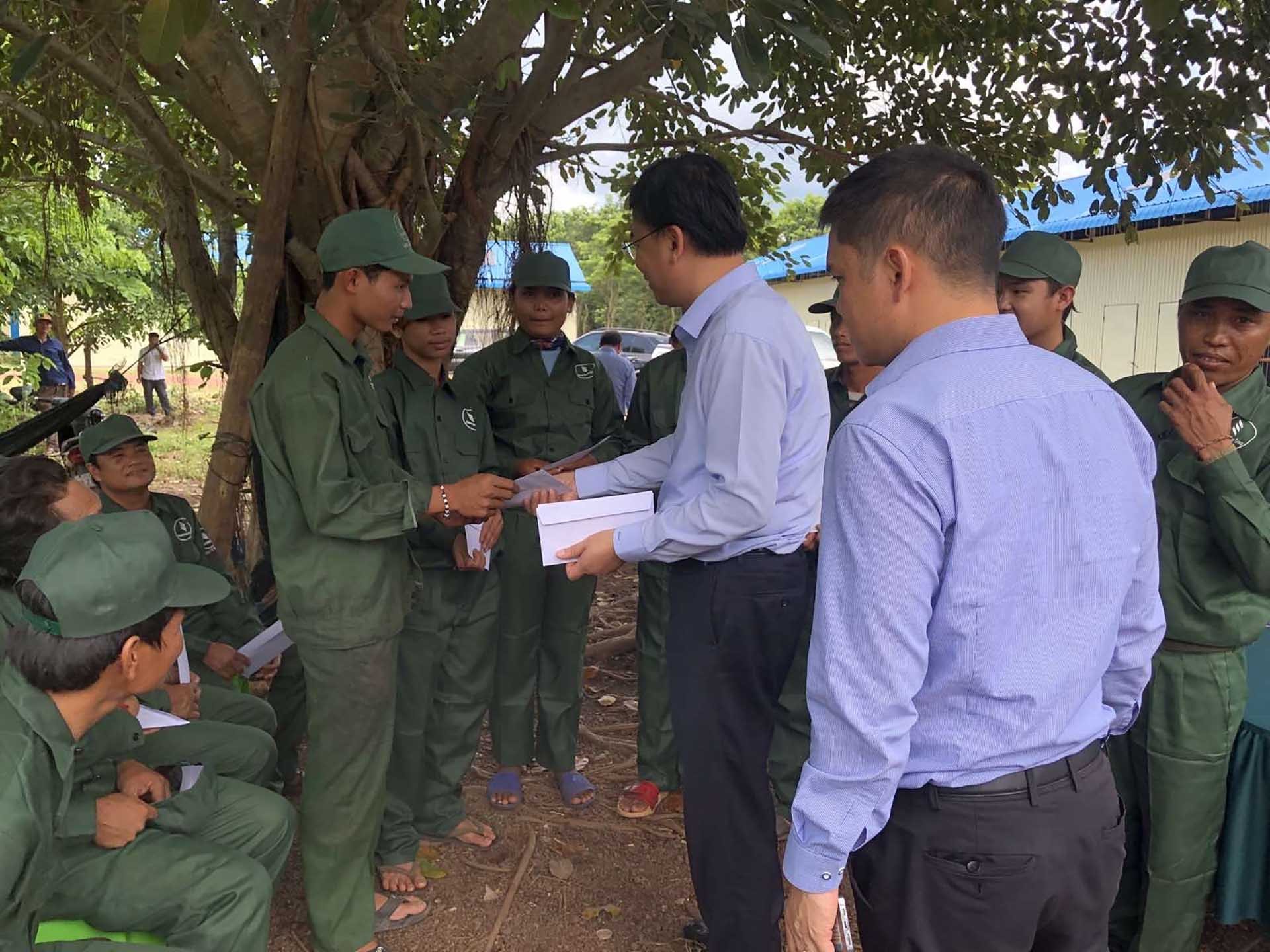 Thứ trưởng Phạm Quang Hiệu tặng quà cho các hộ dân đang làm việc tại nông trường của Công ty cao su VKETI- Lộc Ninh.