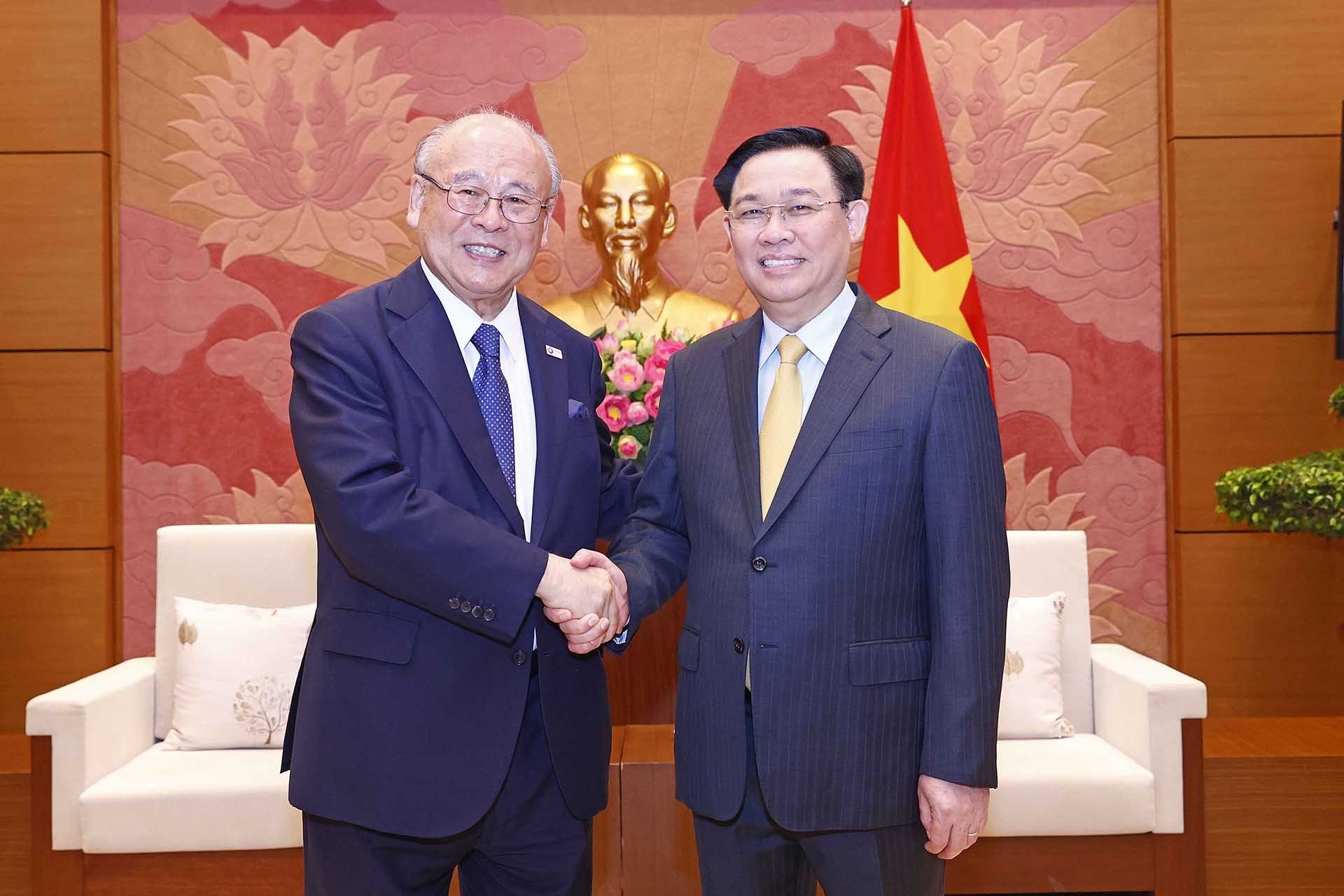Chủ tịch Quốc hội Vương Đình Huệ tiếp Cố vấn đặc biệt Liên minh Nghị sĩ hữu nghị Nhật-Việt Takebe Tsutomu. (Nguồn: TTXVN)