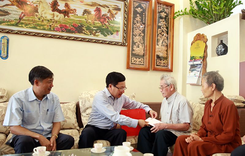 Phó Thủ tướng Phạm Bình Minh làm việc tại tỉnh Sơn La