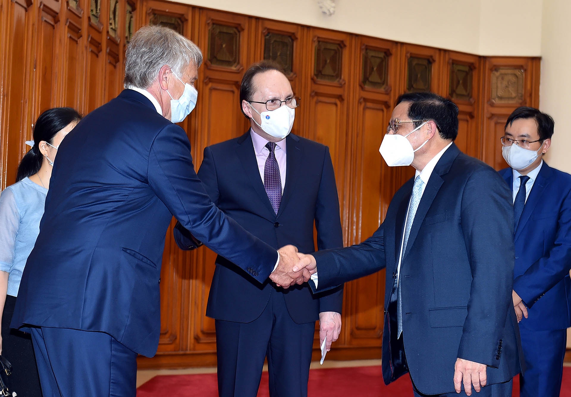 Thủ tướng Phạm Minh Chính tiếp Đại sứ Nga Bezdetko (giữa) và ông Mikhelson, Chủ tịch Hội đồng Quản trị Tập đoàn NOVATEK. (Nguồn: VGP