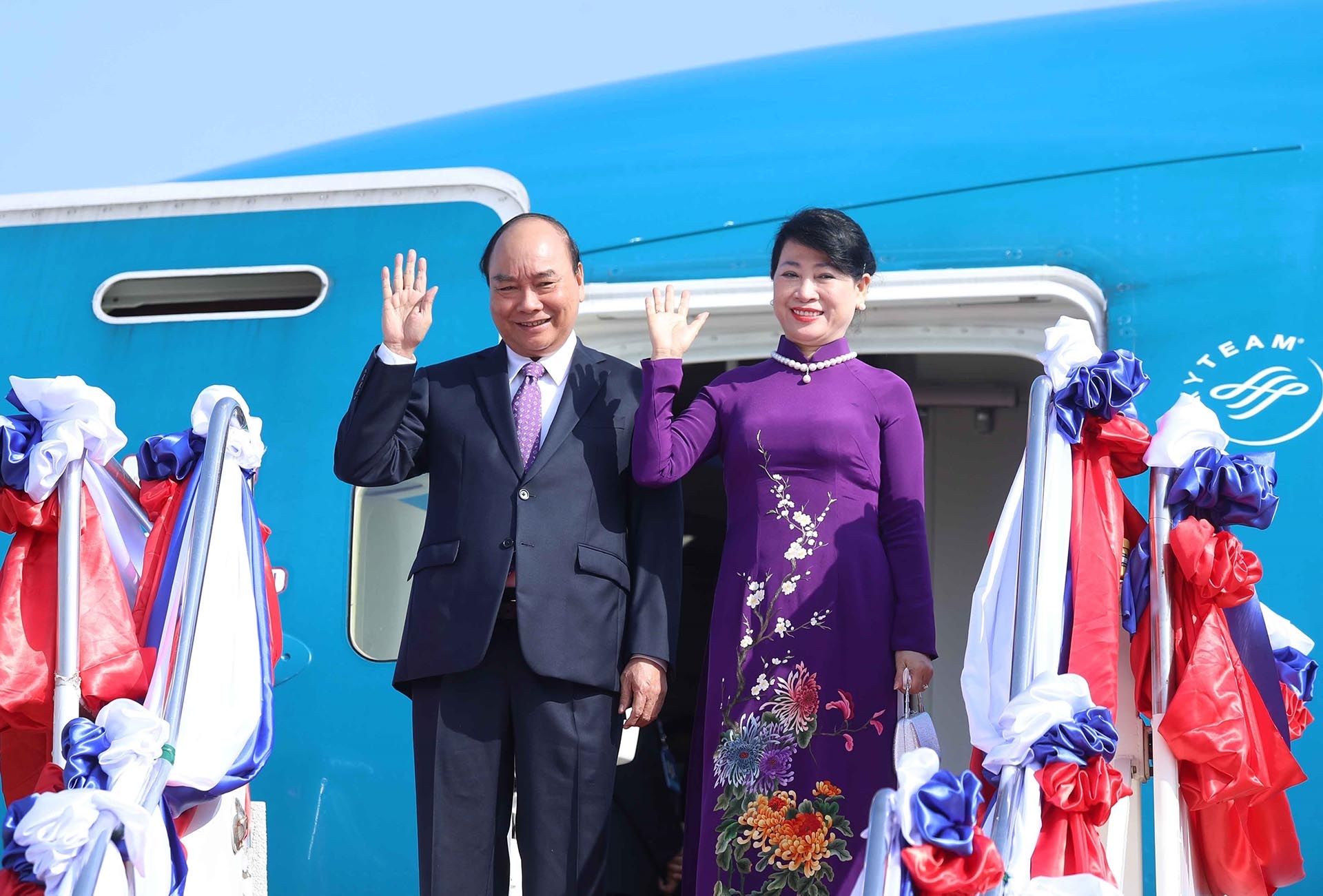 Chủ tịch nước Nguyễn Xuân Phúc và Phu nhân tại Sân bay quốc tế Wattay, thủ đô Vientiane. (Nguồn: TTXVN)
