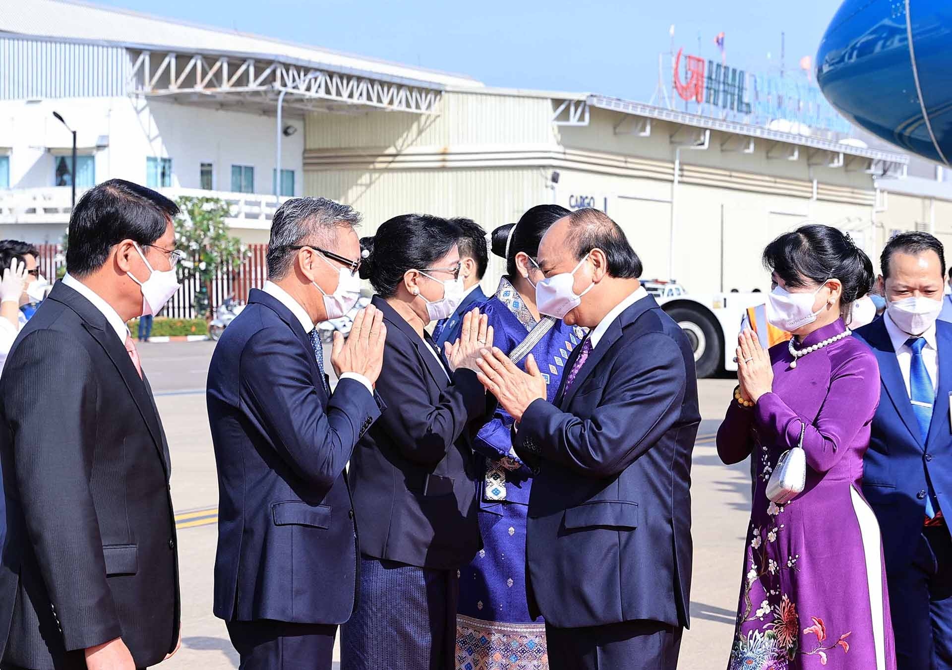 Lễ đón Chủ tịch nước Cộng hòa xã hội chủ nghĩa Việt Nam Nguyễn Xuân Phúc và Phu nhân cùng Đoàn đại biểu cấp cao Đảng và Nhà nước Việt Nam tại Sân bay quốc tế Wattay, thủ đô Vientiane. (Nguồn: TTXVN)