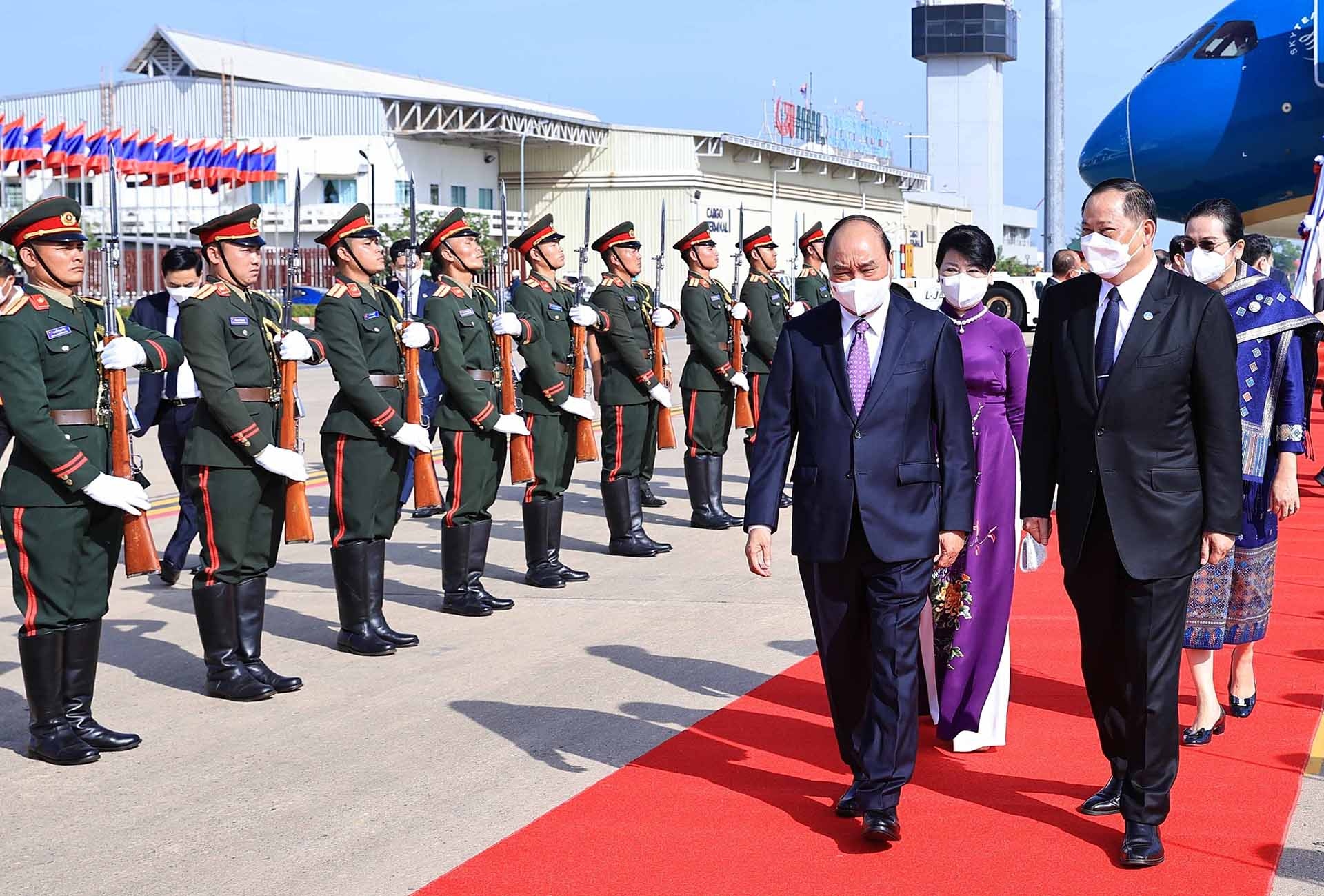 Lễ đón Chủ tịch nước Nguyễn Xuân Phúc và Phu nhân cùng Đoàn đại biểu cấp cao Đảng và Nhà nước Việt Nam tại Sân bay quốc tế Wattay, thủ đô Vientiane. (Nguồn: TTXVN)