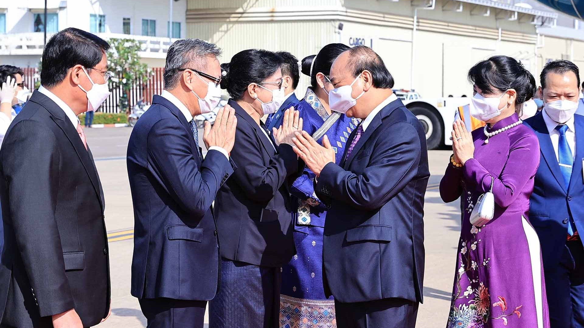 Chủ tịch nước Nguyễn Xuân Phúc đến thủ đô Vientiane, bắt đầu thăm hữu nghị chính thức CHDCND Lào