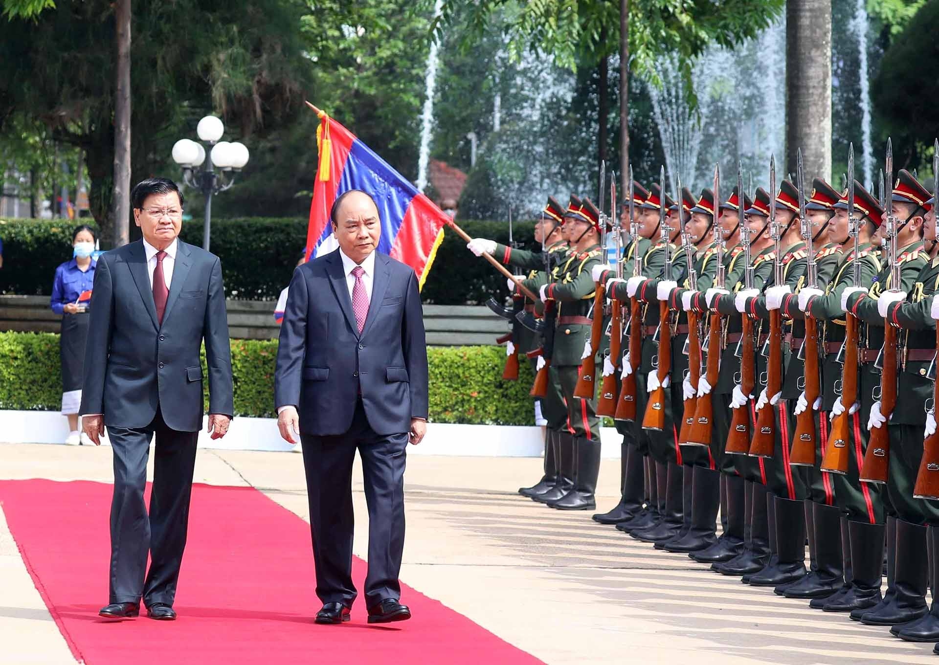 Tổng Bí thư, Chủ tịch nước Lào Thongloun Sisoulith và Chủ tịch nước Nguyễn Xuân Phúc duyệt đội danh dự. (Nguồn: TTXVN)