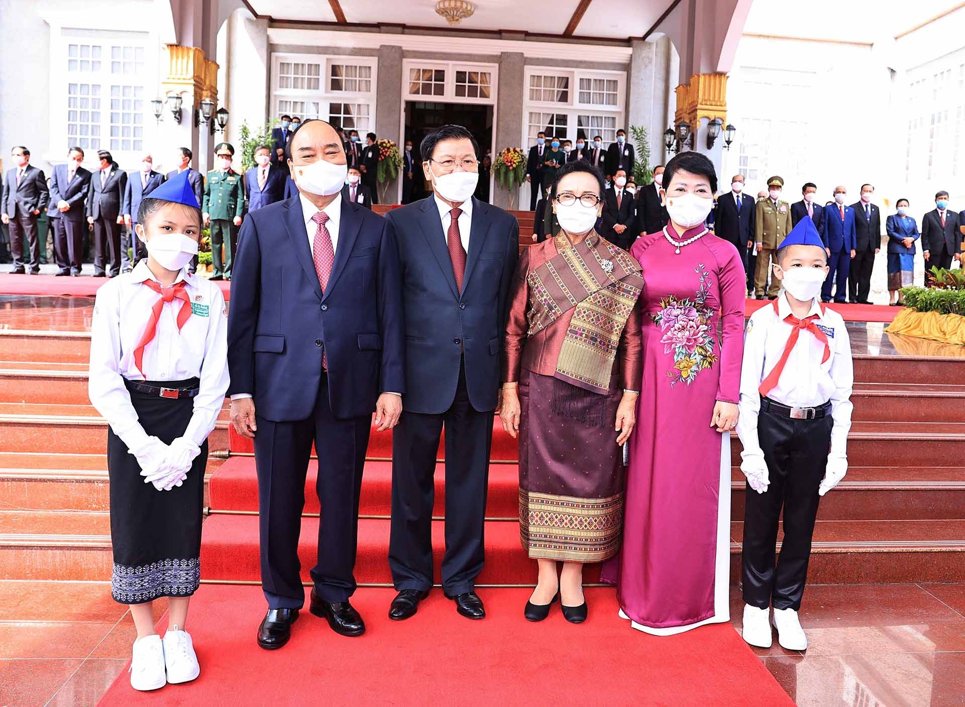Tổng Bí thư, Chủ tịch nước Lào Thongloun Sisoulith và Phu nhân cùng Chủ tịch nước Việt Nam Nguyễn Xuân Phúc và Phu nhân tại lễ đón. (Nguồn: TTXVN)