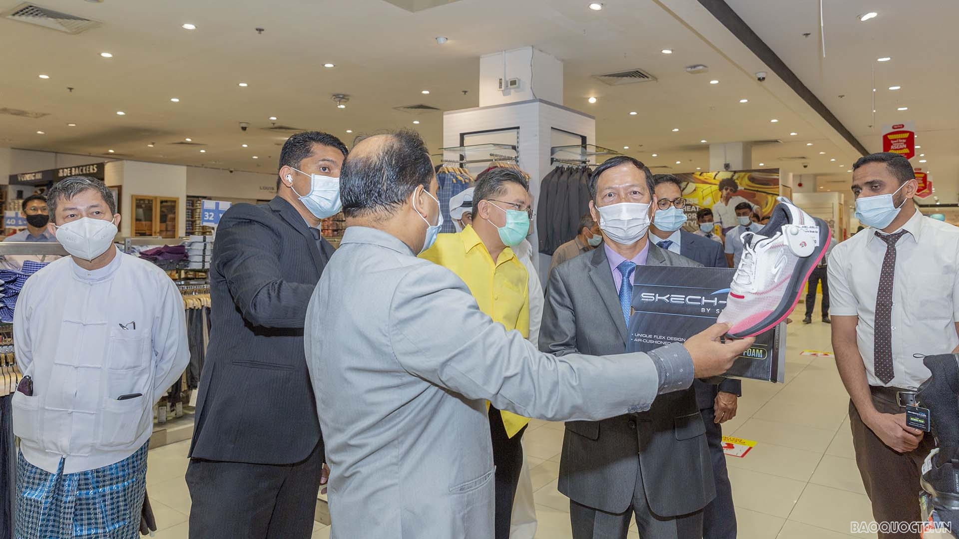 Đại sứ Vũ Viết Dũng thăm các khu giới thiệu sản phẩm Việt Nam.