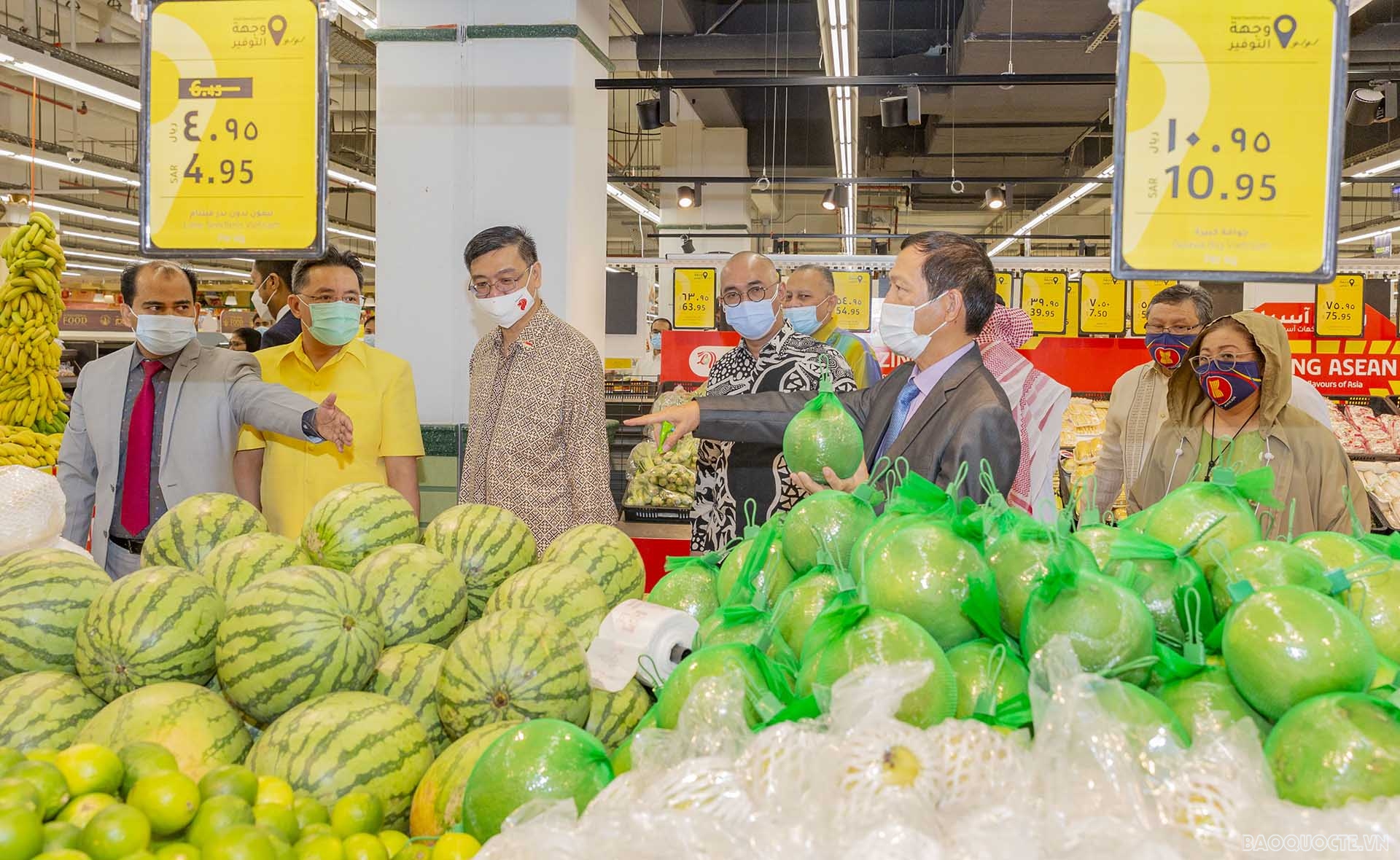 Đại sứ Vũ Viết Dũng thăm quầy hàng nông sản Việt Nam.