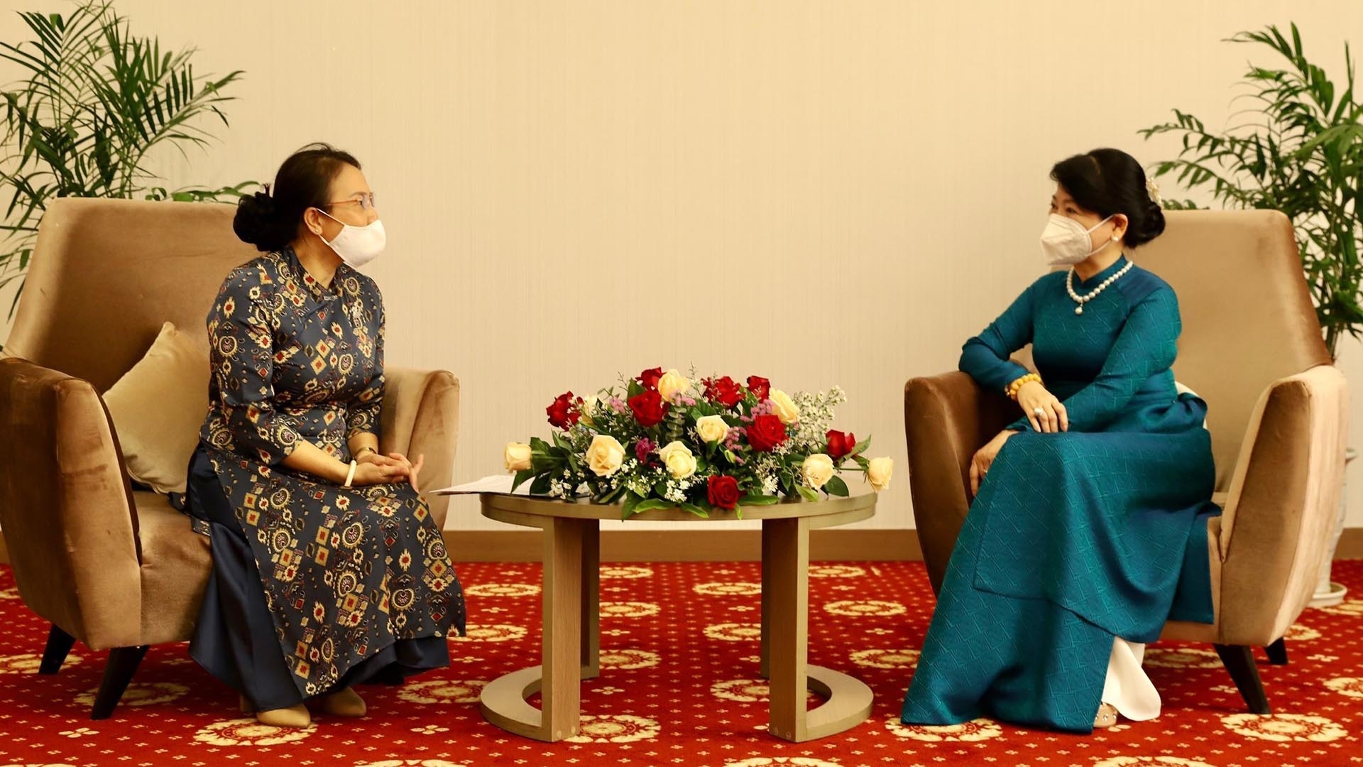 President's spouse receives representatives of Lao-Vietnamese bilingual language school