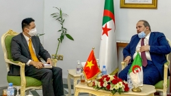 Đại sứ Nguyễn Thành Vinh chào xã giao Tổng Thư ký Đảng Mặt trận Giải phóng Dân tộc Algeria