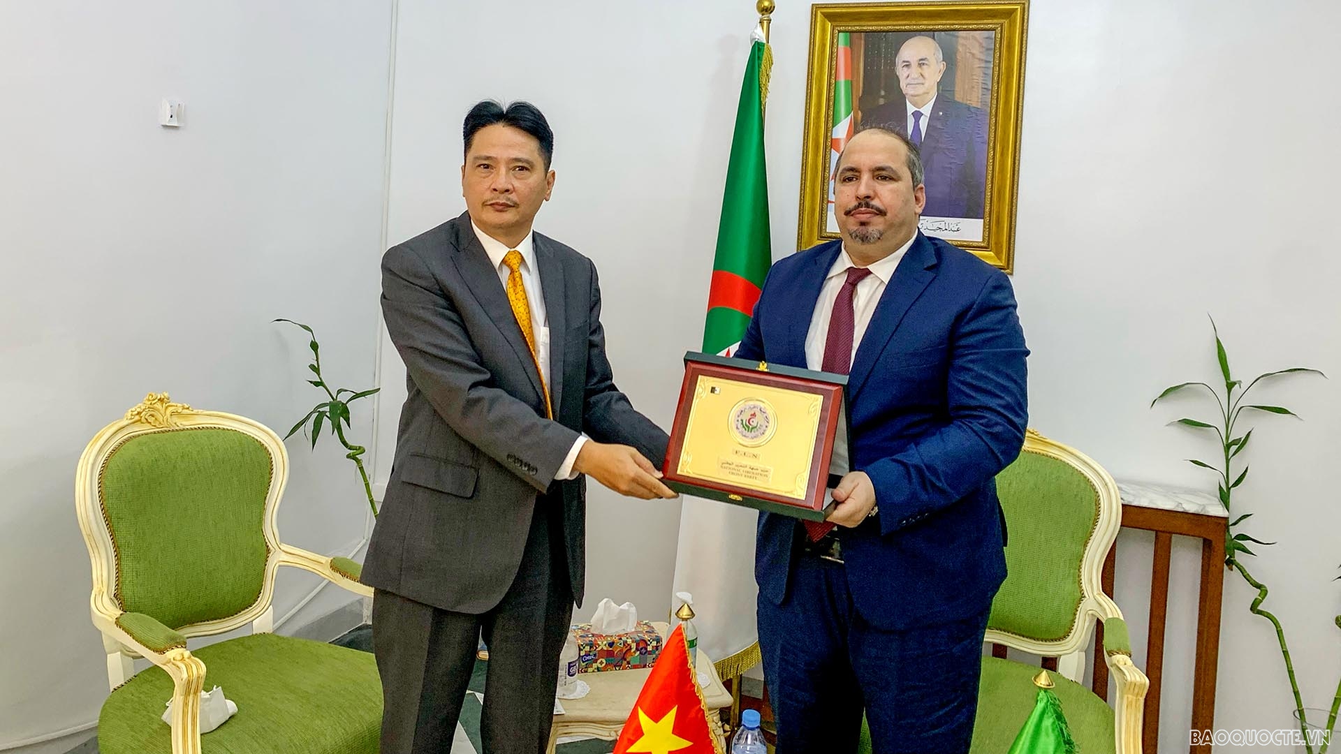 Tổng Thư ký Abouelfadhl Baadji tặng Đại sứ Nguyễn Thành Vinh kỷ niệm chương của Đảng FLN.