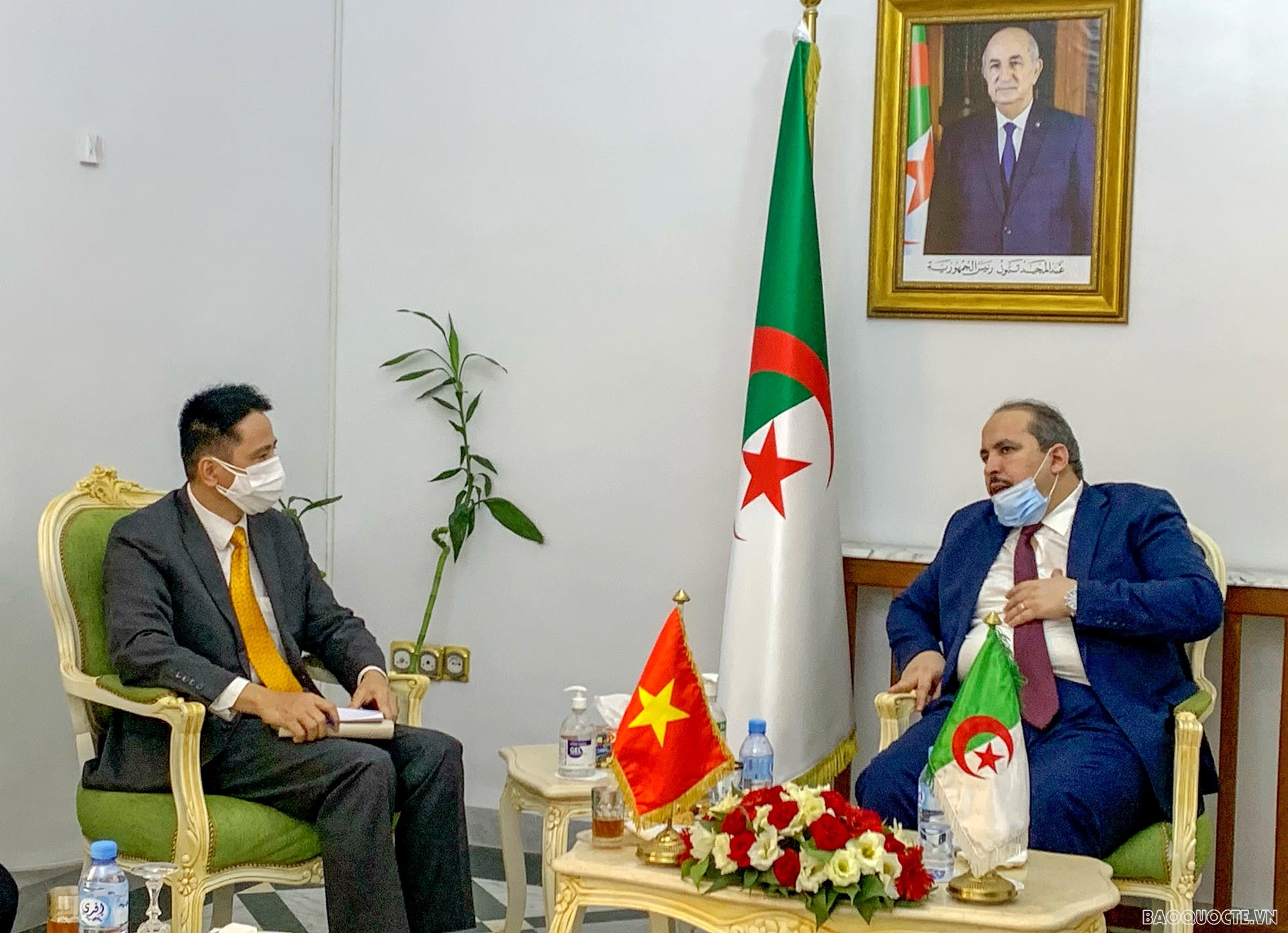 Đại sứ Nguyễn Thành Vinh trao đổi với Tổng Thư ký đảng Mặt trận Giải phóng Dân tộc Algeria.