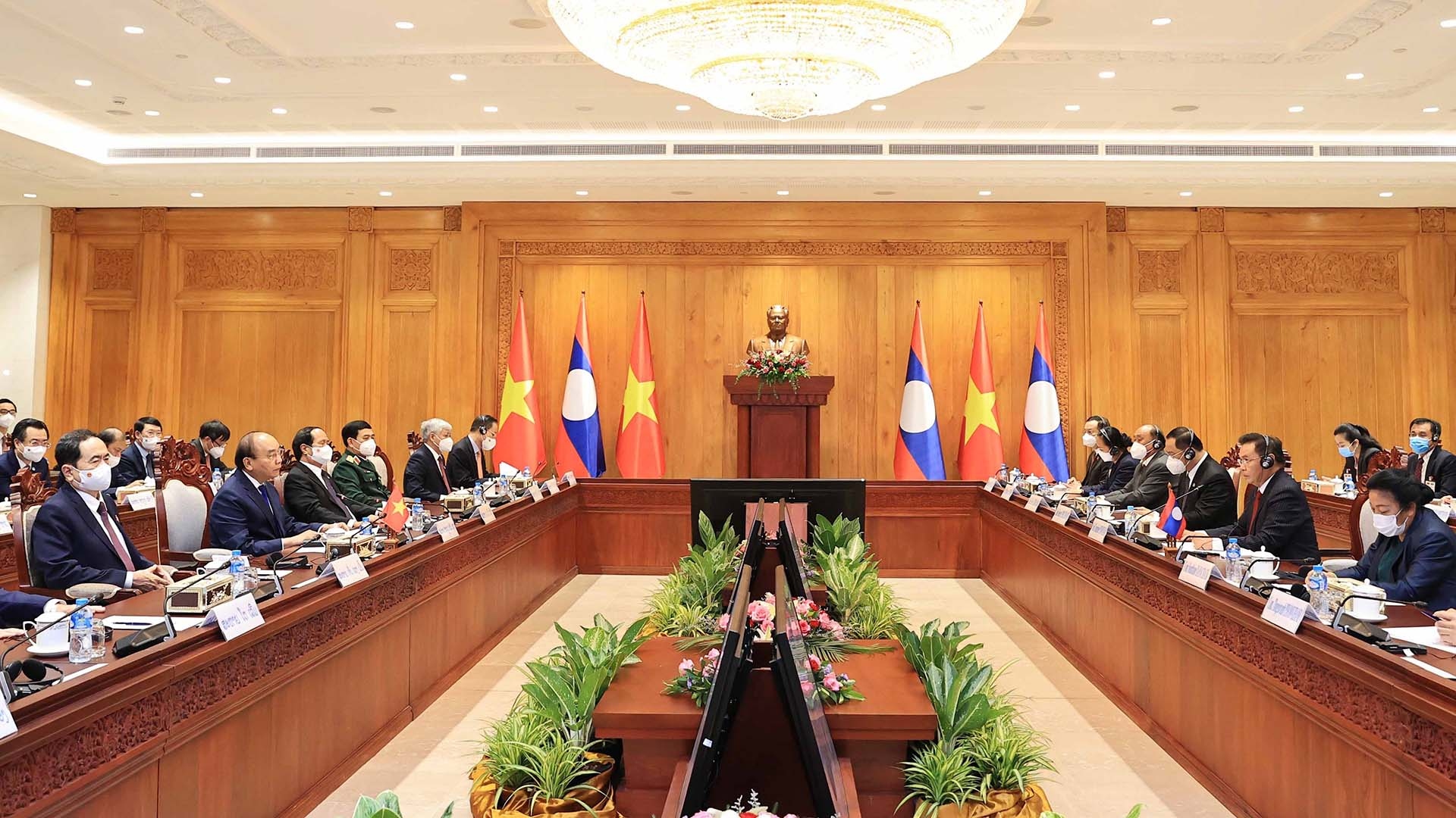 Chủ tịch nước Nguyễn Xuân Phúc hội kiến Chủ tịch Quốc hội Lào Saysomphone Phomvihane. (Nguồn: TTXVN)