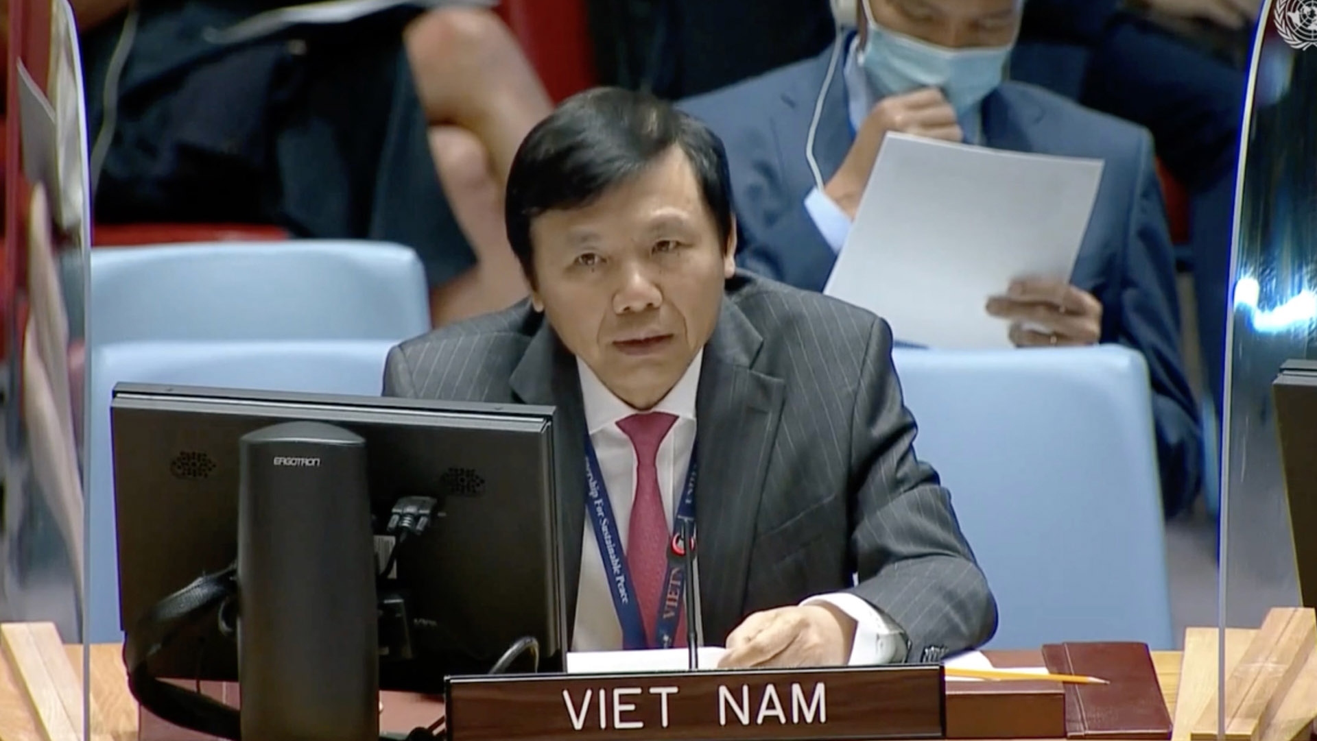 Đại sứ, Trưởng Phái đoàn Việt Nam Đặng Đình Quý  phát biểu tại cuộc họp.