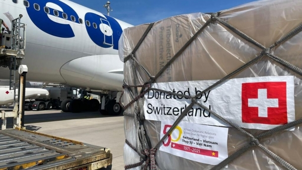 Switzerland presents 13 tonnes of medical supplies to Viet Nam