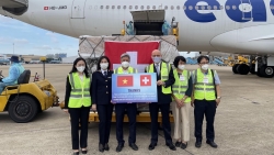 13 tấn thiết bị y tế của Thụy Sỹ tặng Việt Nam phòng chống Covid-19 đã về đến sân bay Tân Sơn Nhất
