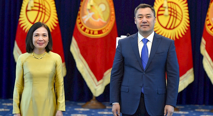 Đại sứ Nguyễn Thị Hồng Oanh trình Thư ủy nhiệm lên Tổng thống Kyrgyzstan Sadyr Zhaparov.