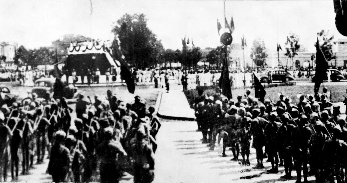 Đông đảo nhân dân tập trung tại Quảng trường Ba Đình nghe Chủ tịch Hồ Chí Minh đọc Tuyên ngôn Độc Lập ngày 2/9/1945. (Nguồn: TTXVN) Đông đảo nhân dân tập trung tại Quảng trường Ba Đình nghe Chủ tịch Hồ Chí Minh đọc Tuyên ngôn Độc Lập ngày 2/9/1945. (Nguồn: TTXVN)