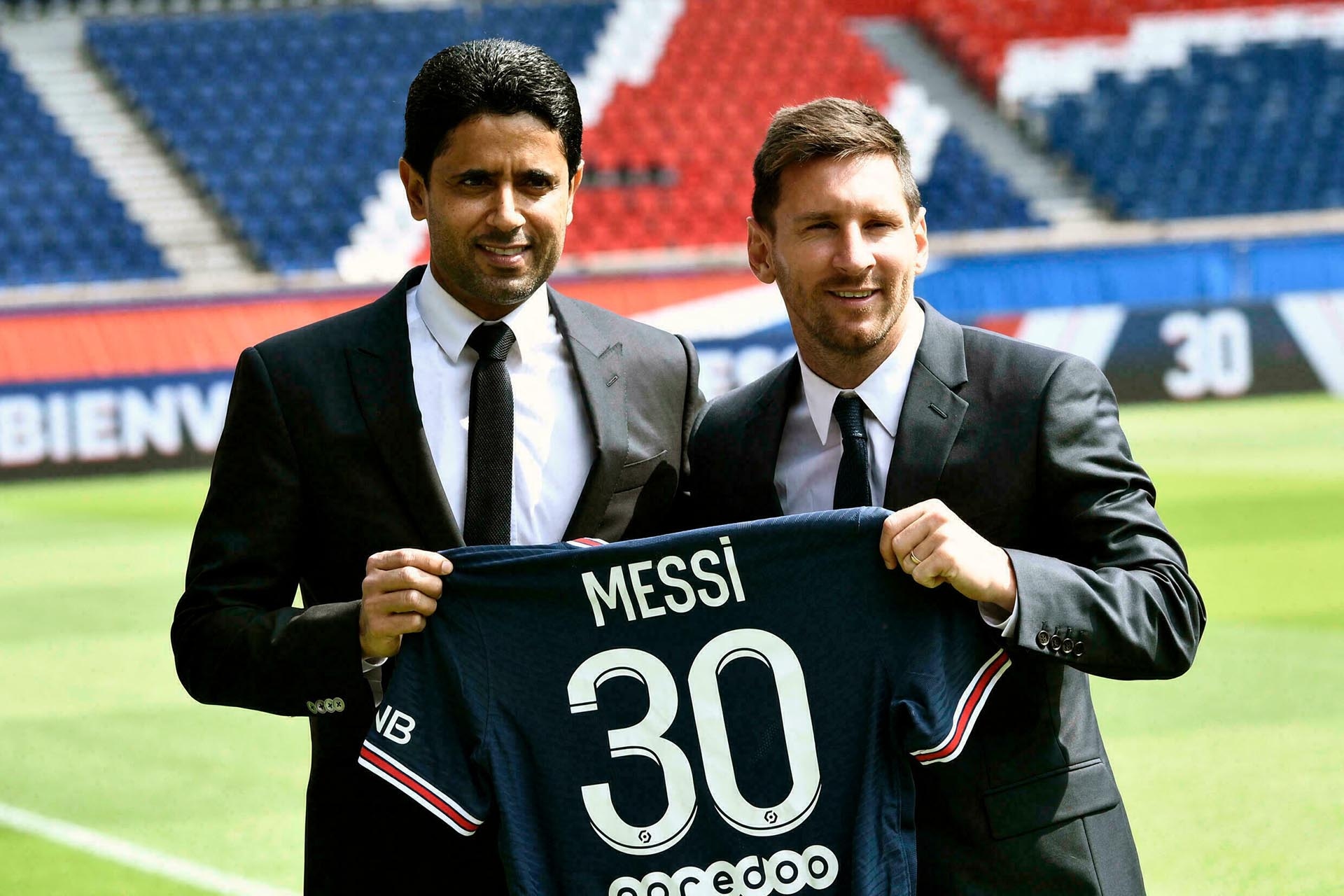 Lionel Messi cùng Chủ tịch QSI Nasser Al-Khelaïfi cầm áo thi đấu mới cho Paris Saint-Germain (PSG) thuộc sở hữu của Hoàng gia Qatar. (Nguồn: AFP)