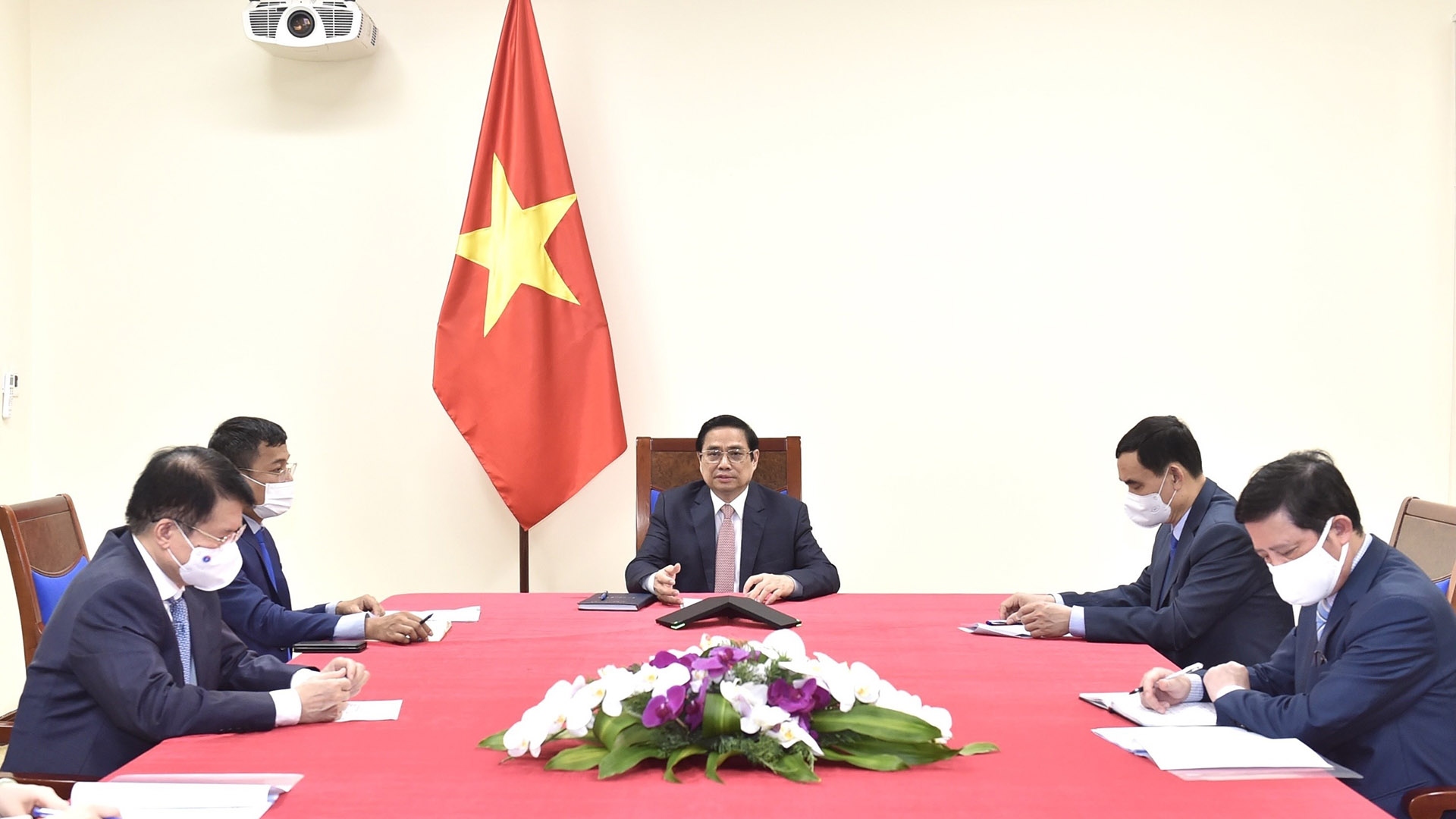 Thủ tướng Phạm Minh Chính điện đàm với Tổng Giám đốc Tập đoàn AstraZeneca Pascal Soriot. (Nguồn: TTXVN)
