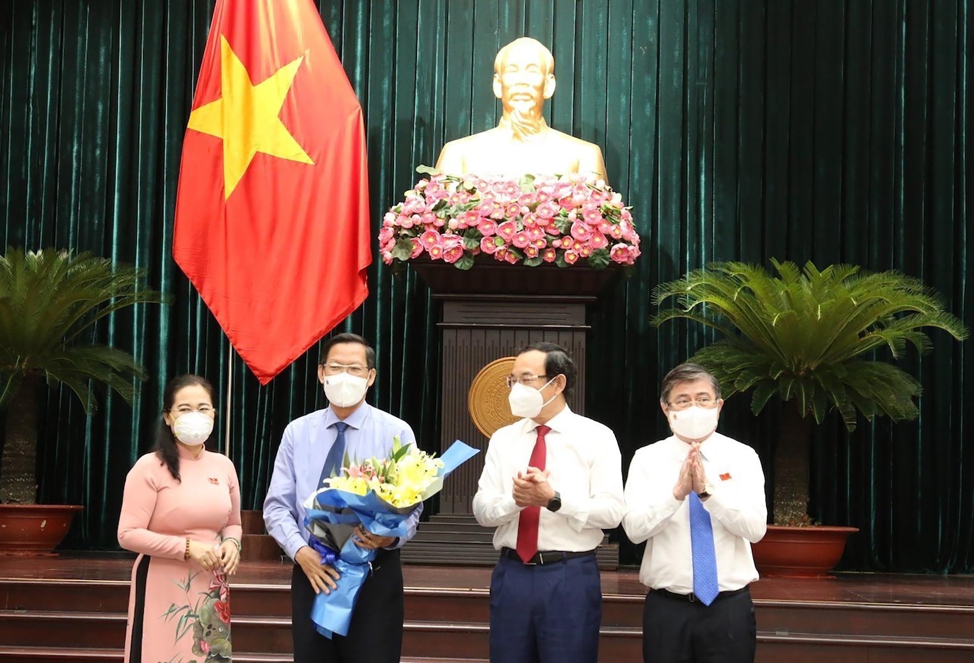 Ông Phan Văn Mãi nhận hoa chúc mừng của các đồng chí lãnh đạo Thành phố Hồ Chí Minh. (Nguồn: TTXVN)