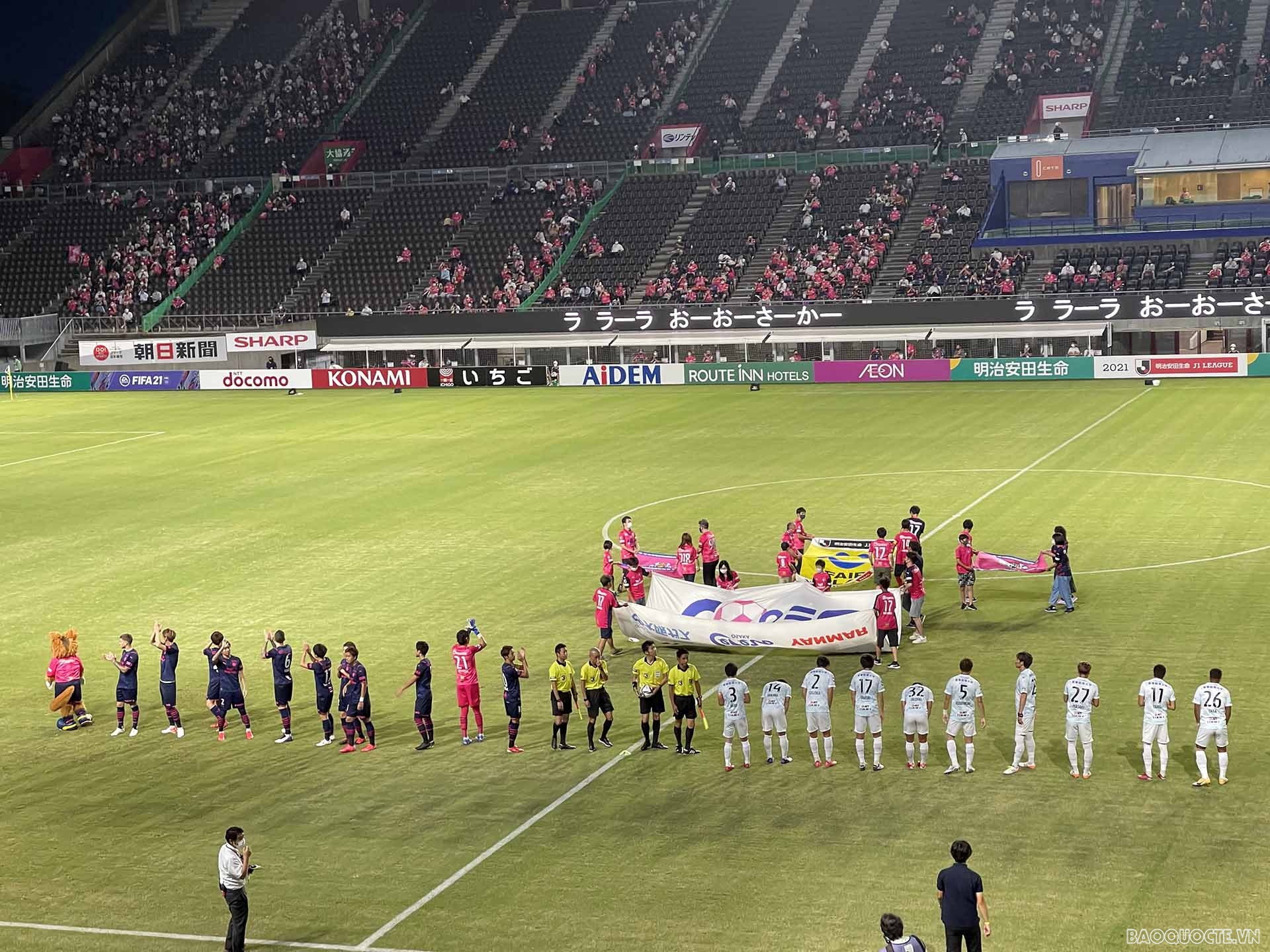 Tổng Lãnh sự Nguyễn Hồng Hà thăm CLB bóng đá Cerezo Osaka của thủ môn Đặng Văn Lâm