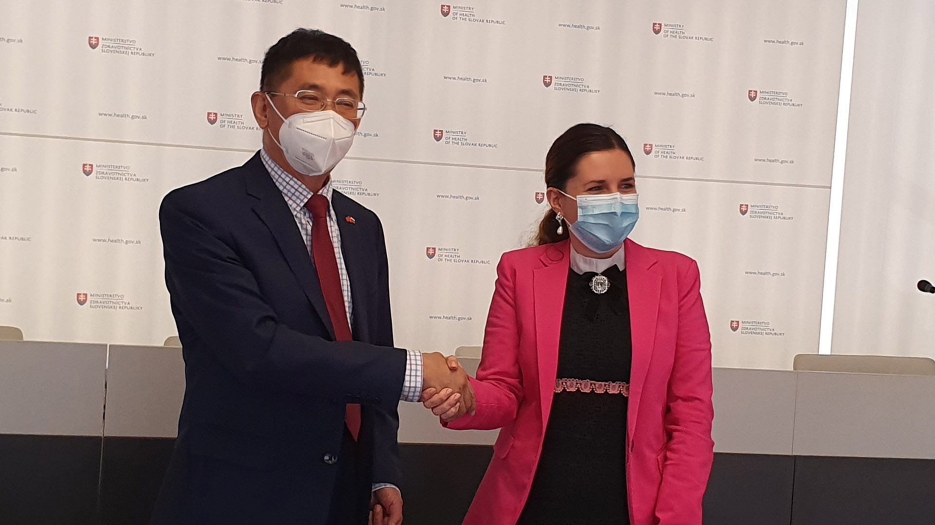 Đại sứ Nguyễn Tuấn làm việc với Bộ Y tế Slovakia về vấn đề vaccine và phòng chống Covid-19
