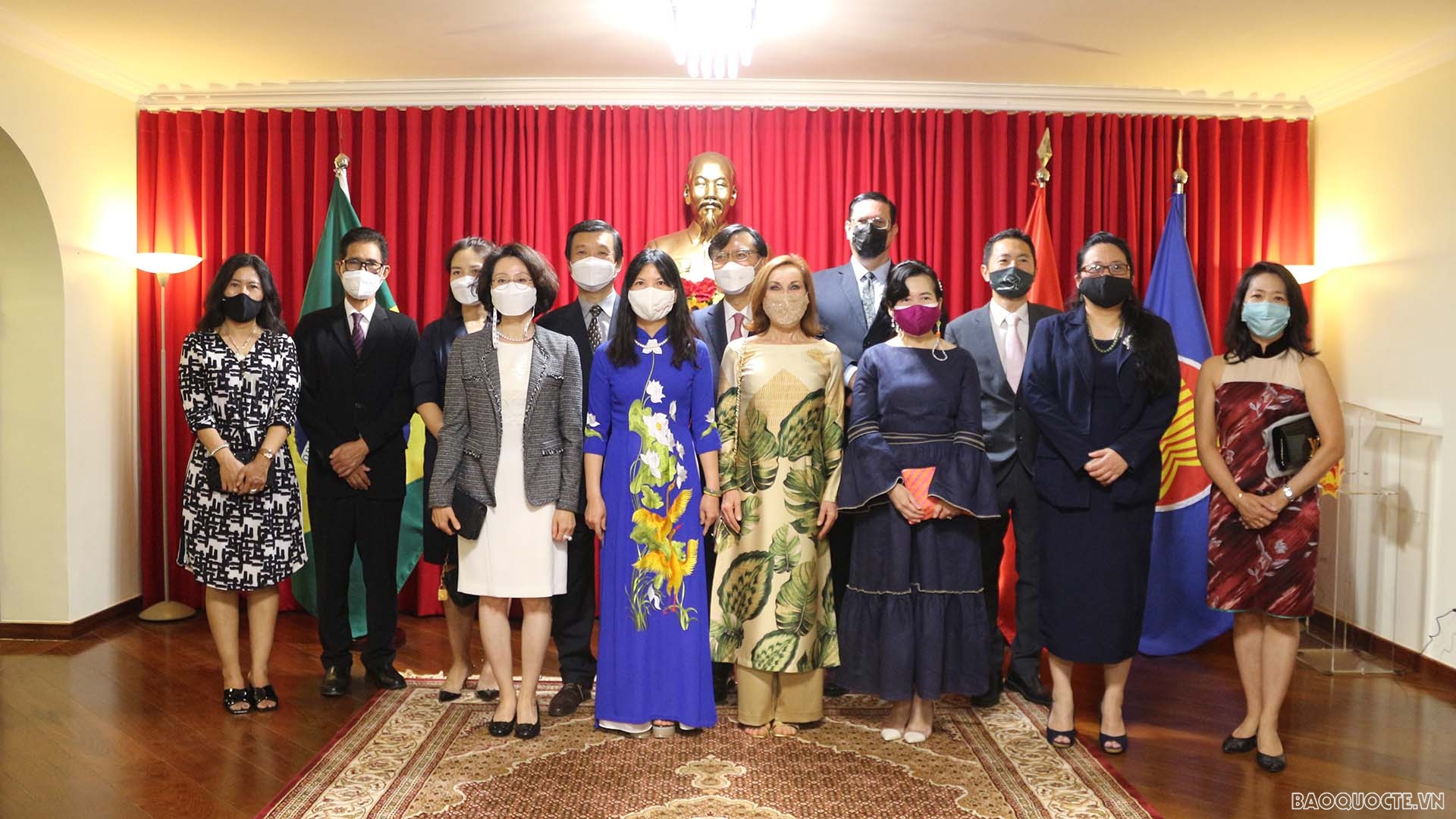 Đại sứ Phạm Thị Kim Hoa và Đại sứ các nước ASEAN tại Brazil chụp ảnh lưu niệm.